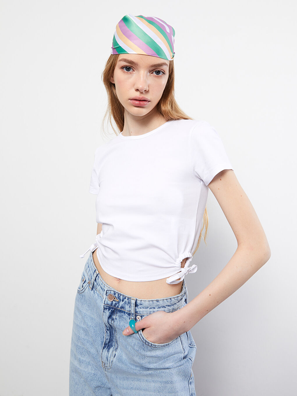 Beyaz Bisiklet Yaka Düz Kısa Kollu Kadın Tişört