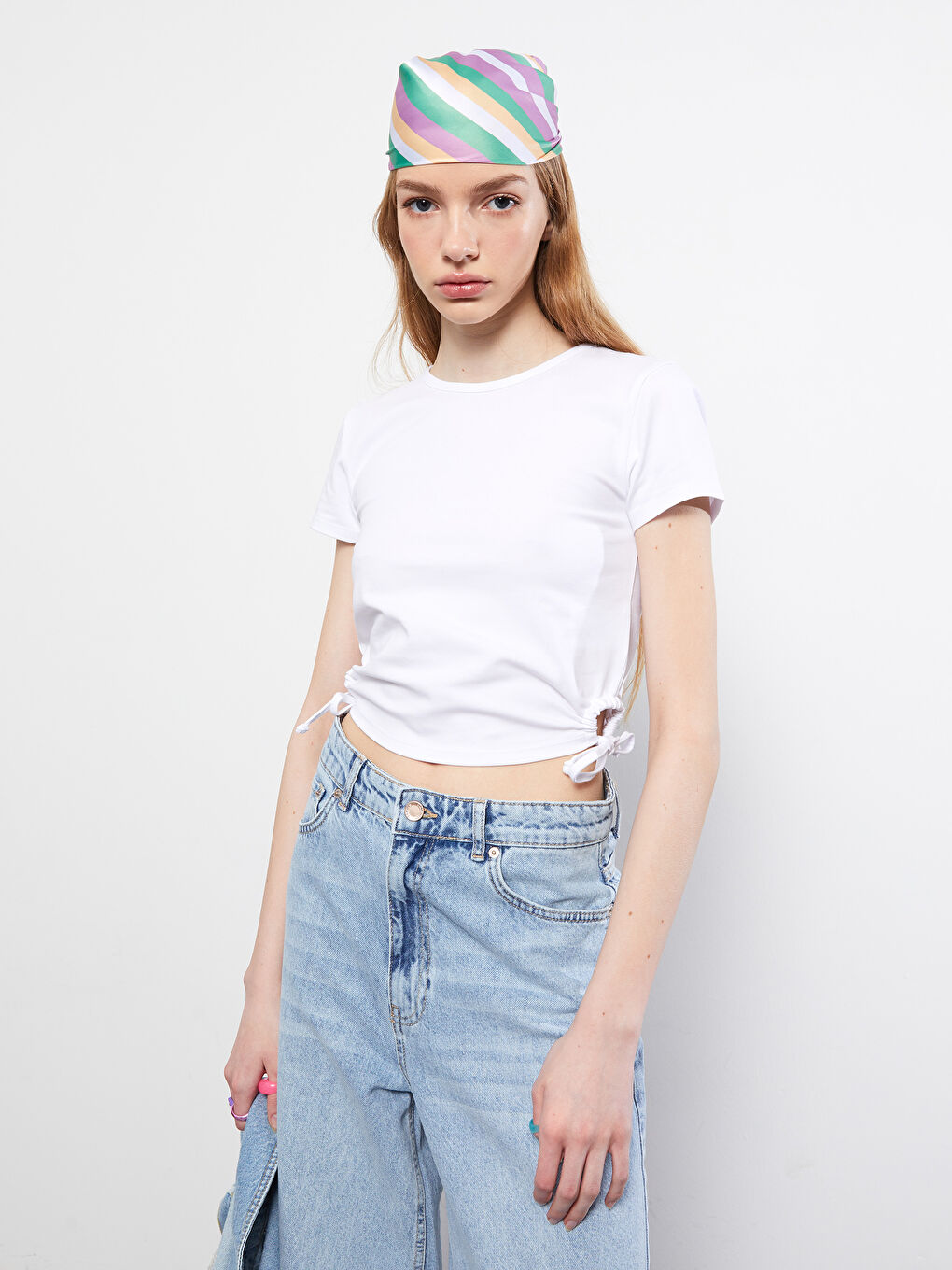 Beyaz Bisiklet Yaka Düz Kısa Kollu Kadın Tişört-1