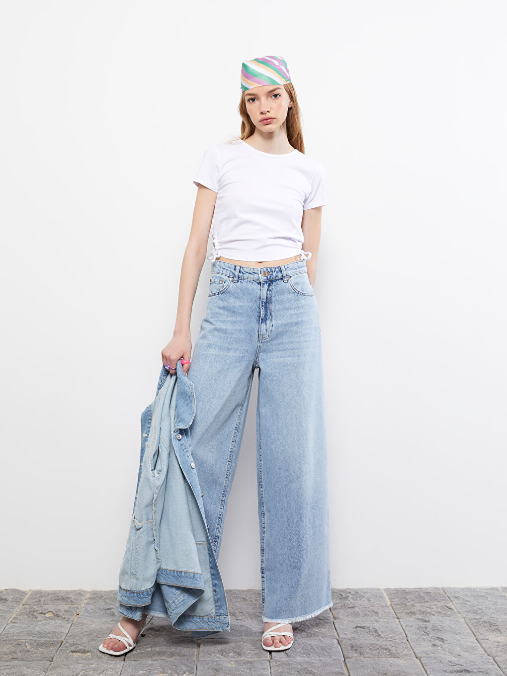 Beyaz Bisiklet Yaka Düz Kısa Kollu Kadın Tişört-2