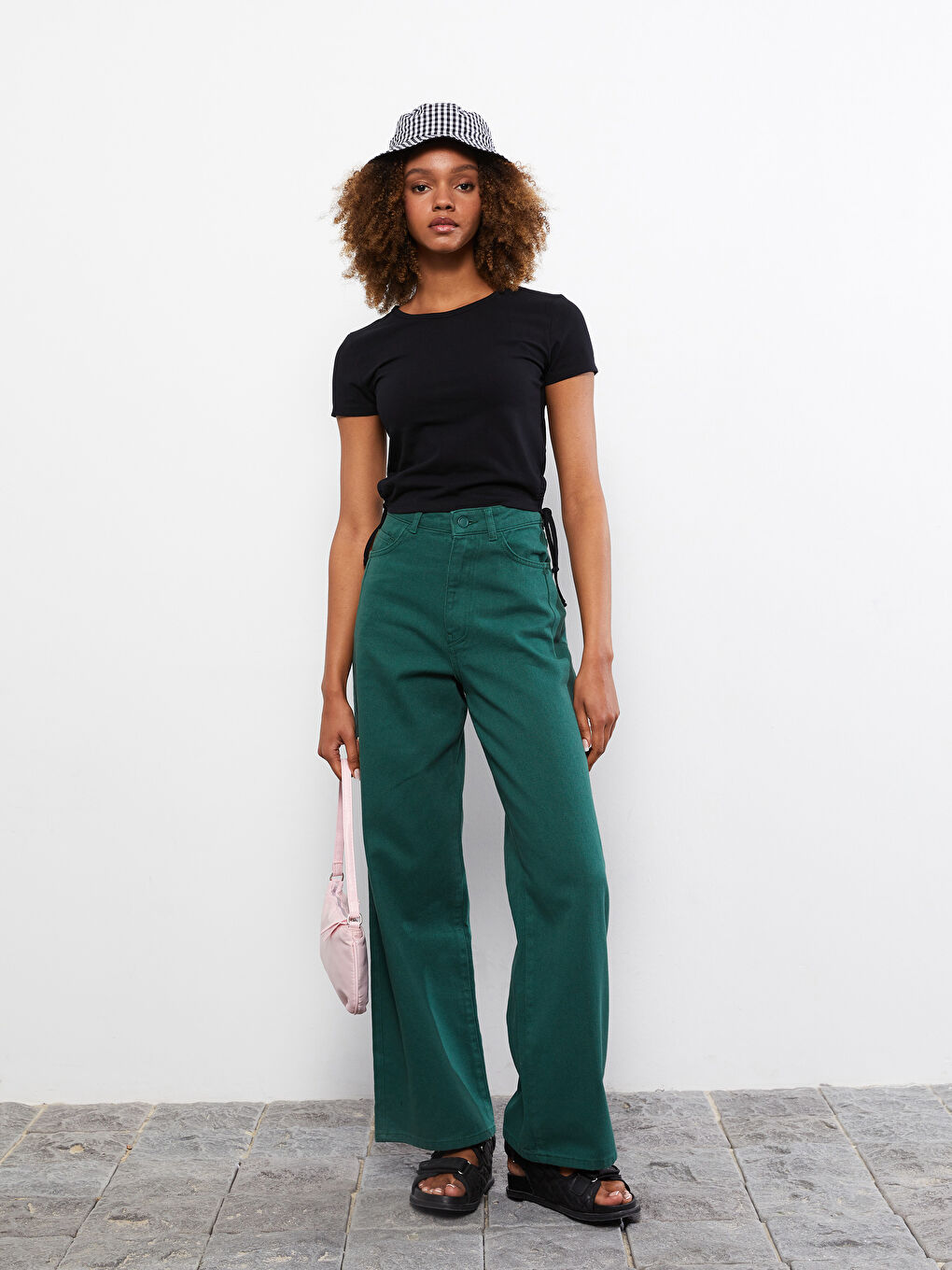 Siyah Bisiklet Yaka Düz Kısa Kollu Kadın Tişört