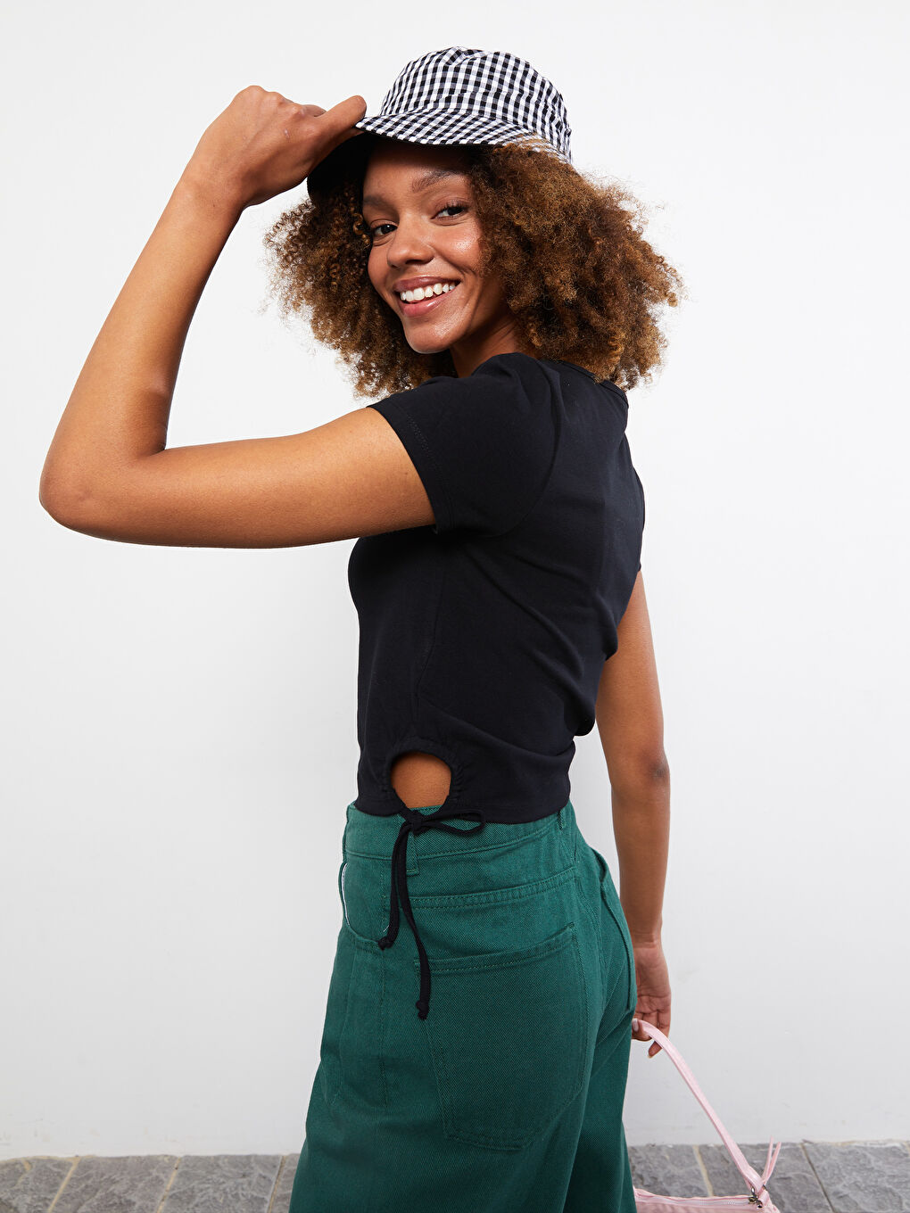 Siyah Bisiklet Yaka Düz Kısa Kollu Kadın Tişört-1