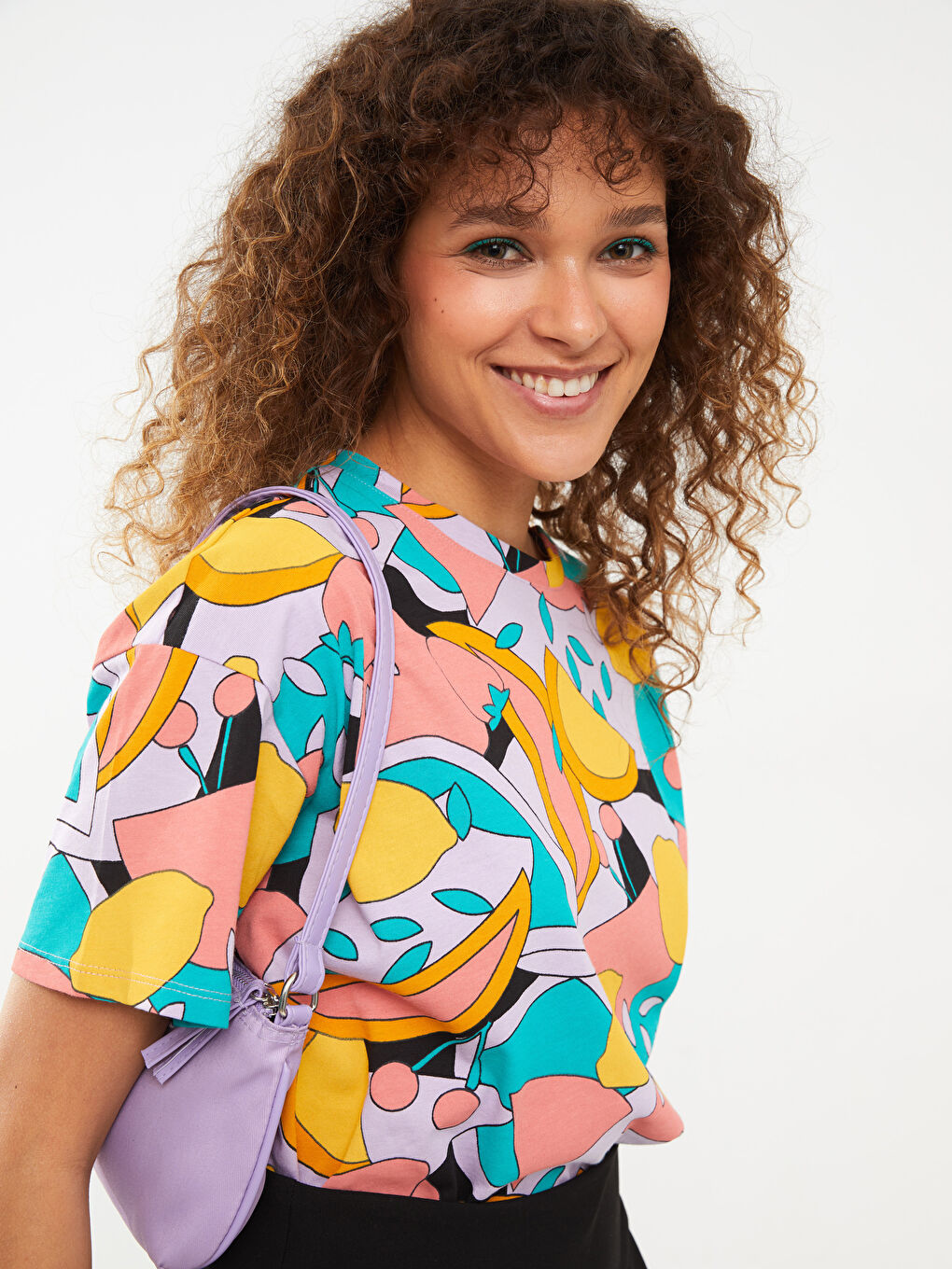 Beyaz Bisiklet Yaka Desenli Kısa Kollu Pamuklu Kadın Tişört-2