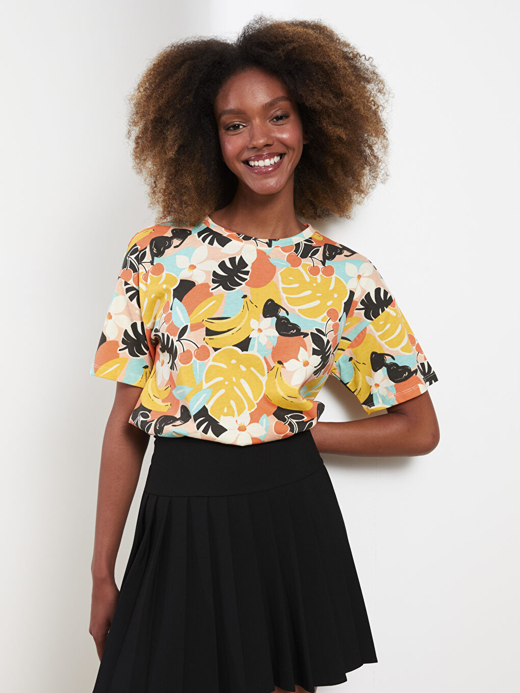 Beyaz Bisiklet Yaka Desenli Kısa Kollu Pamuklu Kadın Tişört-1