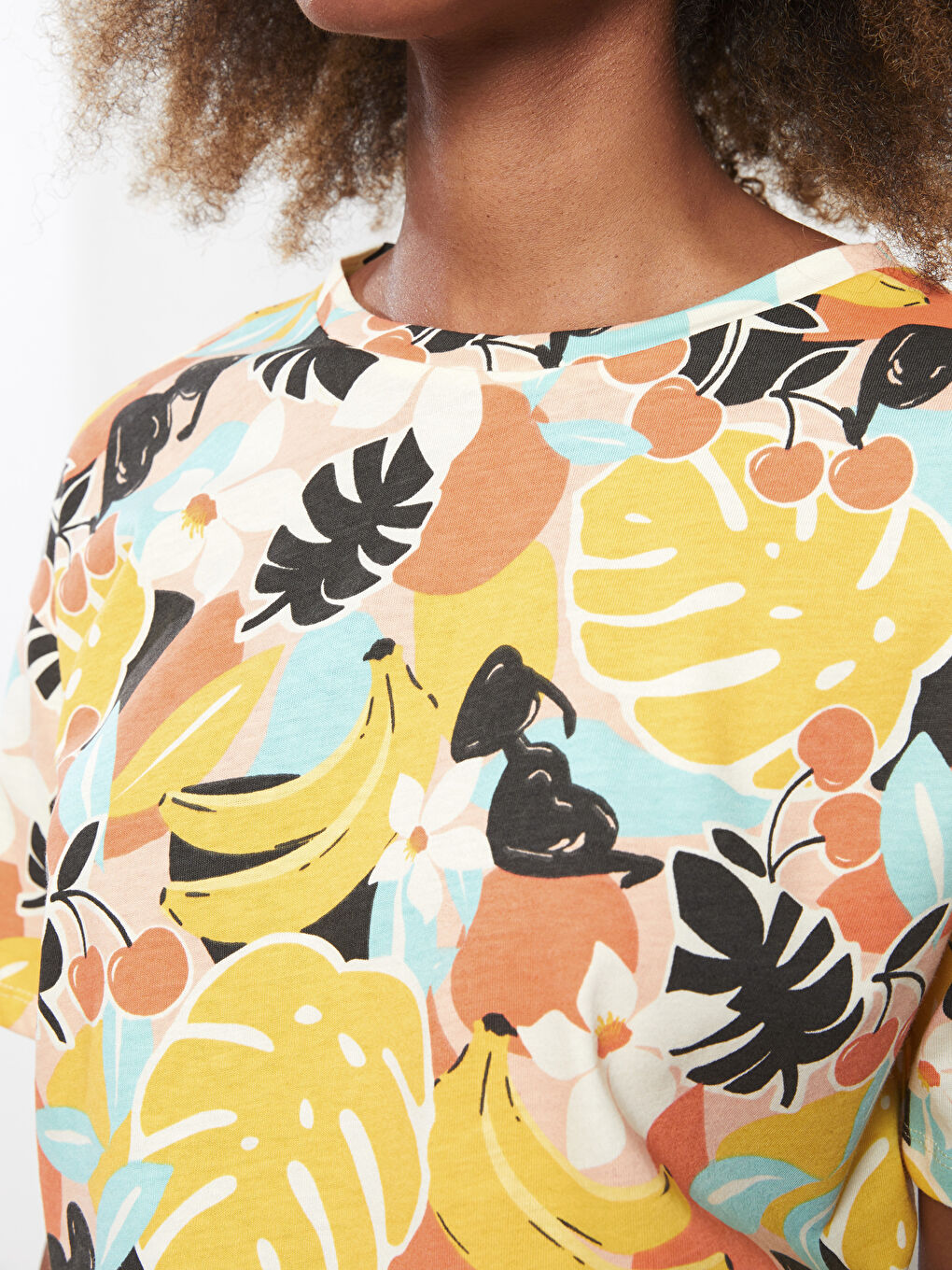 Beyaz Bisiklet Yaka Desenli Kısa Kollu Pamuklu Kadın Tişört-2