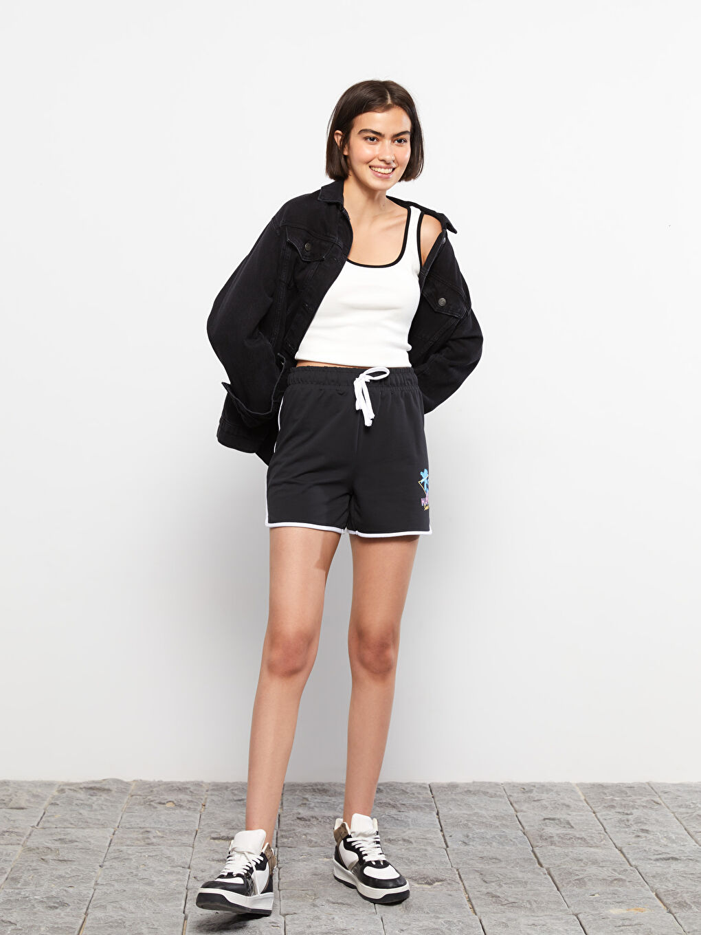 Siyah Beli Lastikli Baskılı Kadın Şort-1