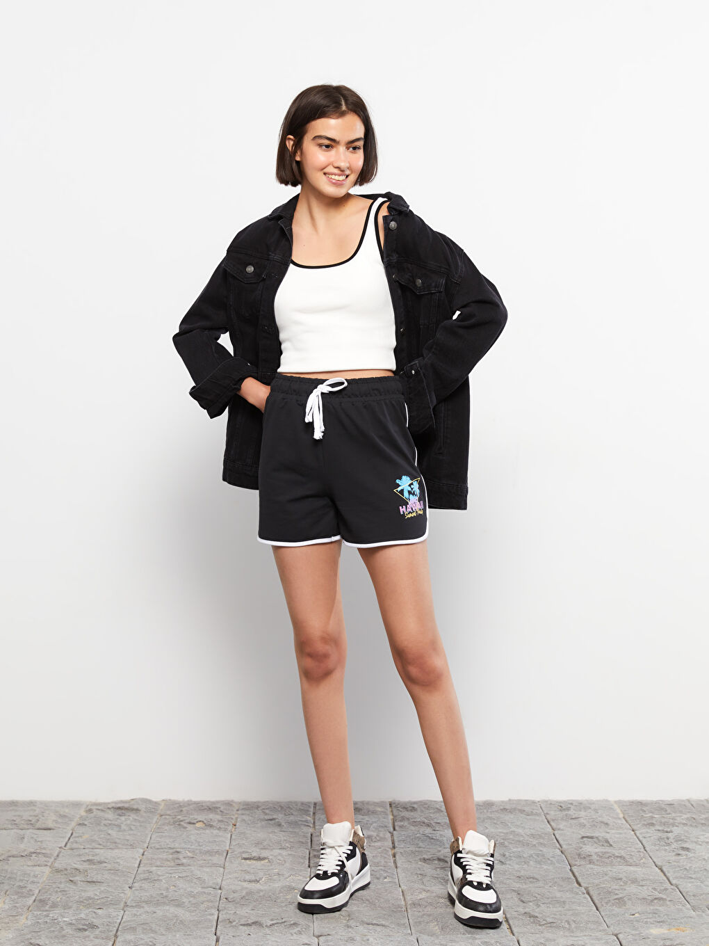 Siyah Beli Lastikli Baskılı Kadın Şort-2