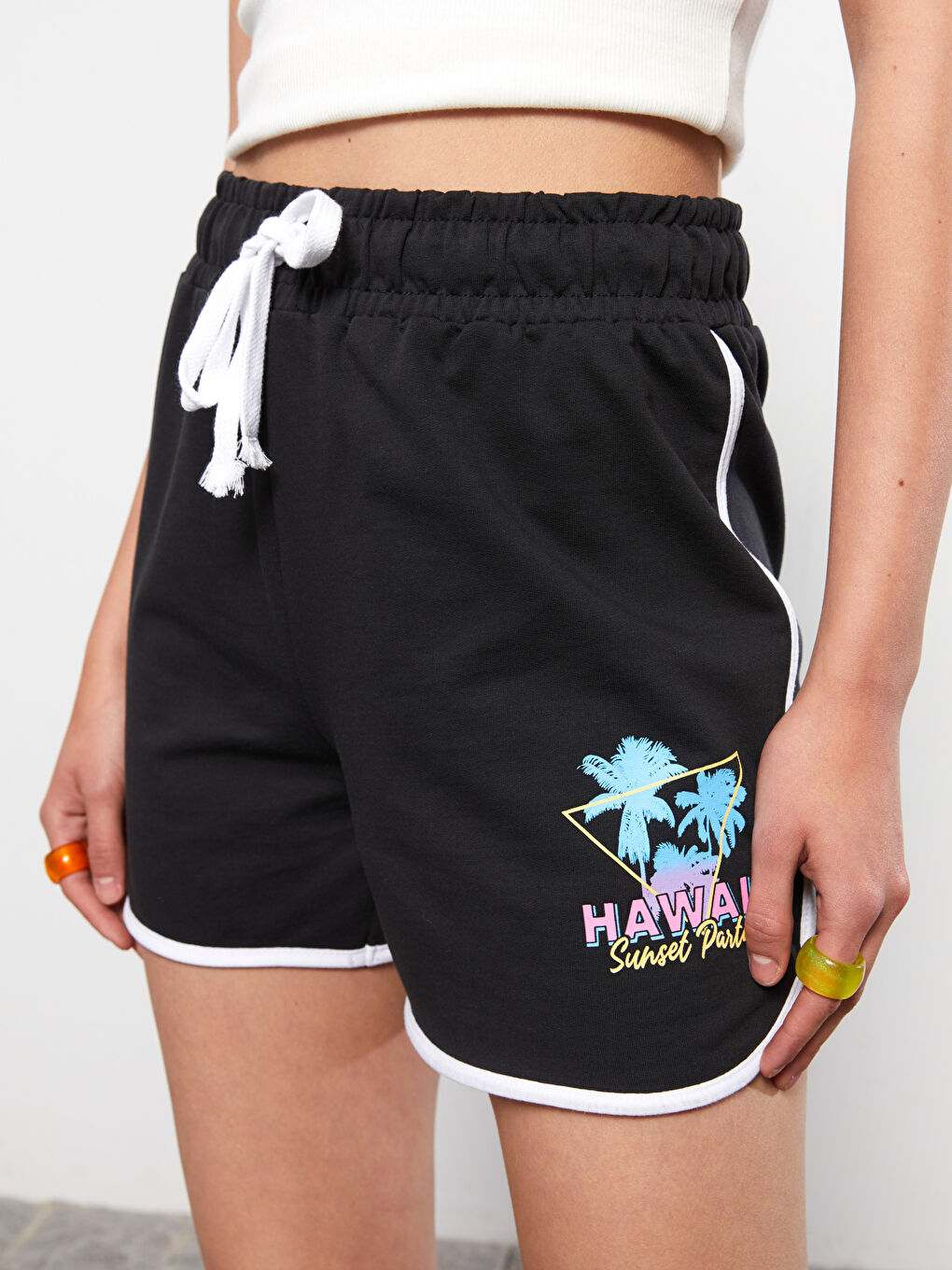 Siyah Beli Lastikli Baskılı Kadın Şort-3