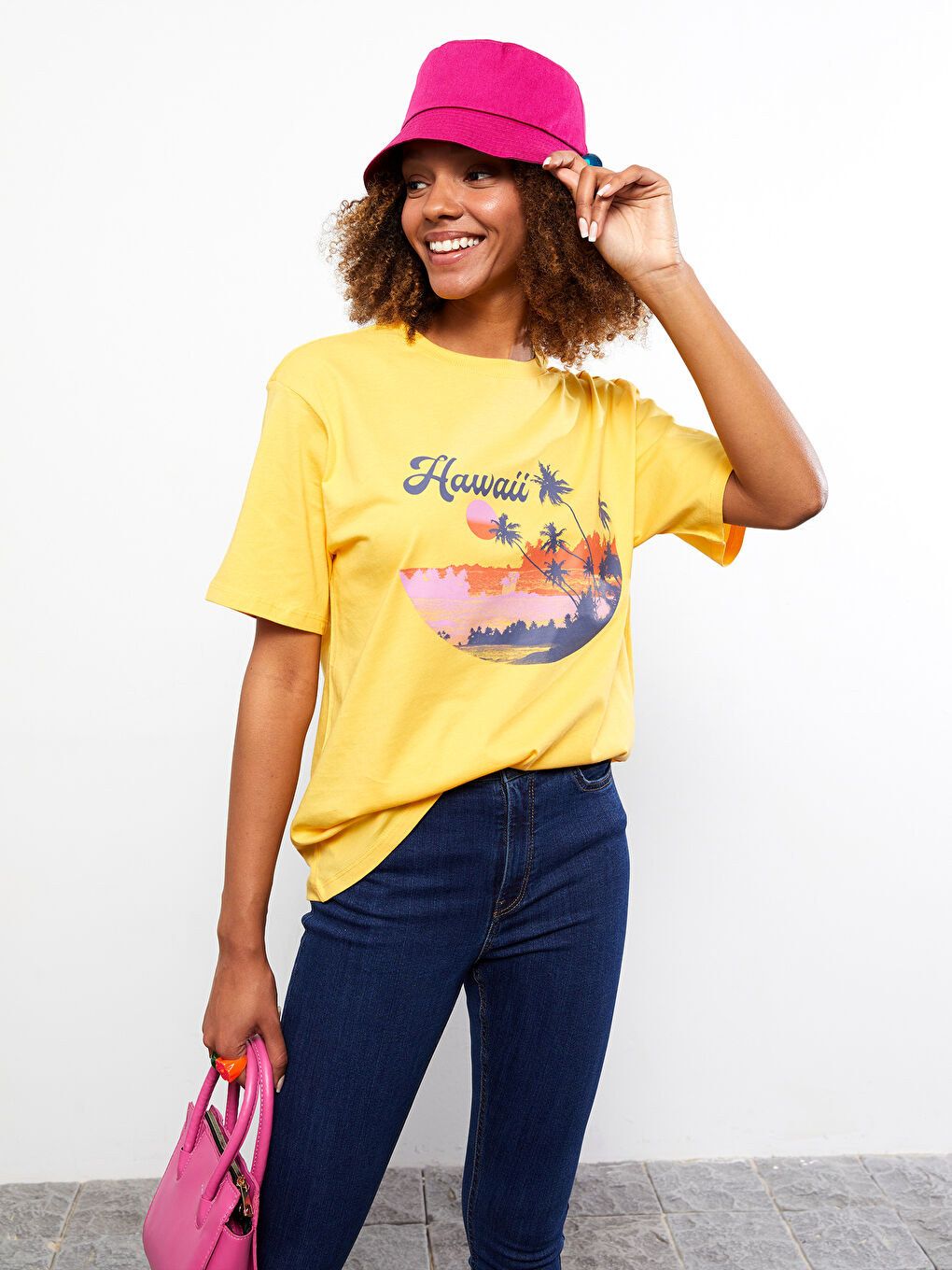 تيشيرت نسائي بأكمام قصيرة وياقة دائرية مطبوع-1