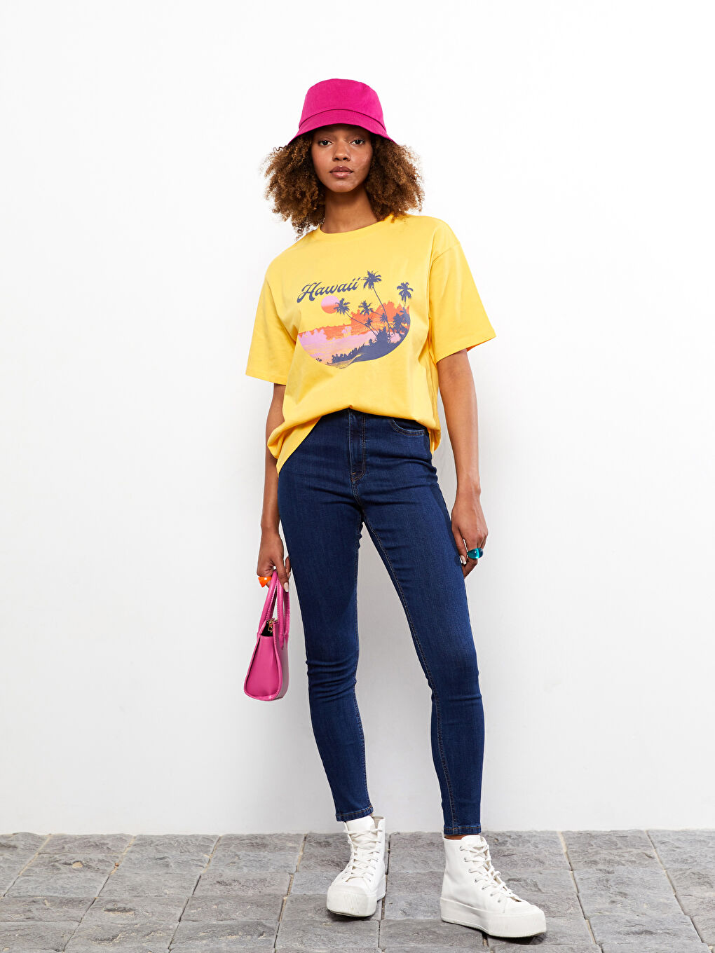 تيشيرت نسائي بأكمام قصيرة وياقة دائرية مطبوع-2