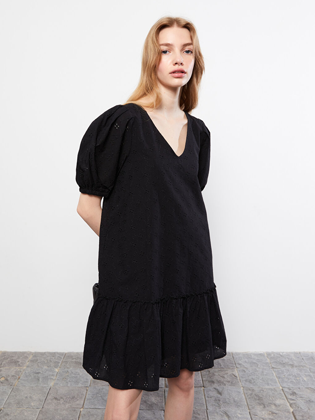 Siyah V Yaka Kendinden Desenli Balon Kollu A Kesim Brode Kadın Elbise-1