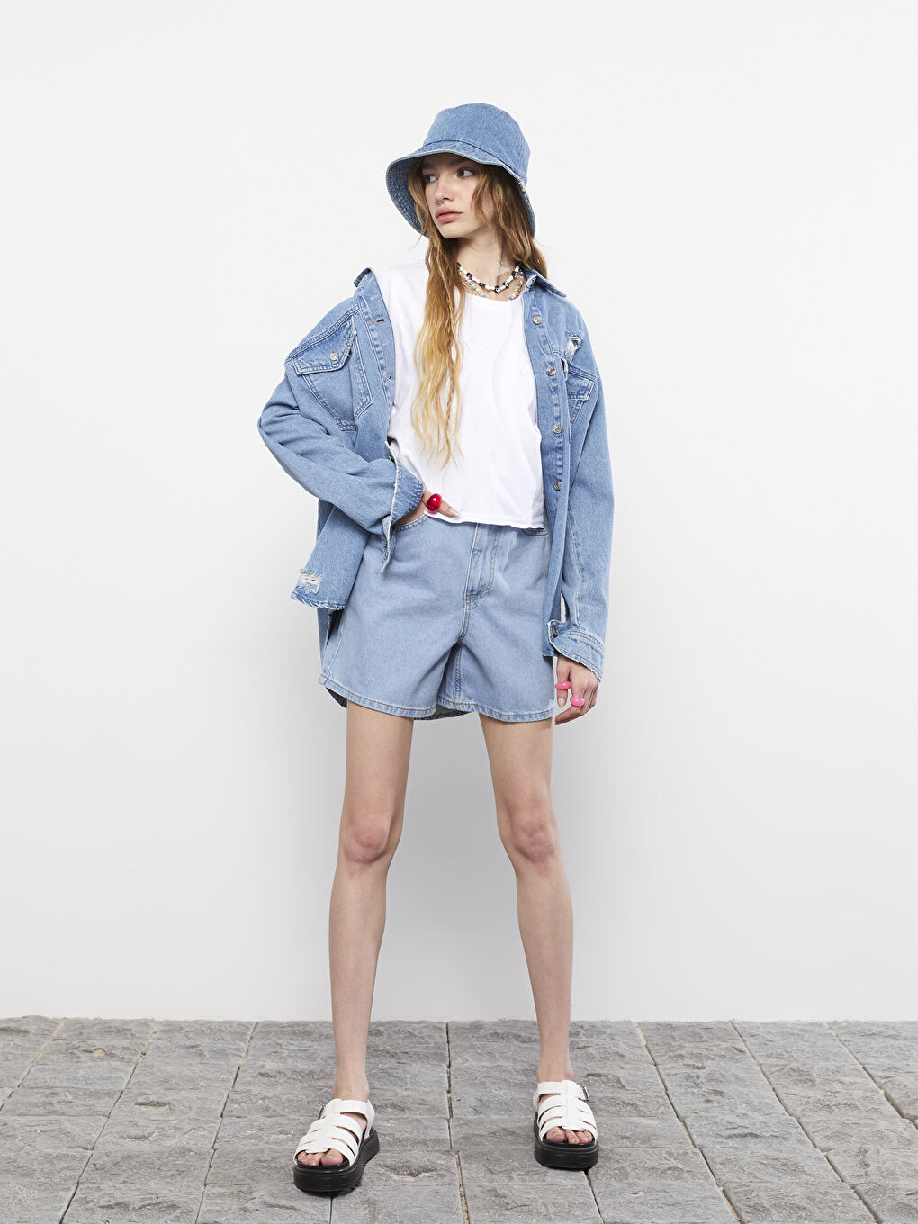 شورت جينز نسائي بقصة عادية وجيوب مستقيمة وتفاصيل-1