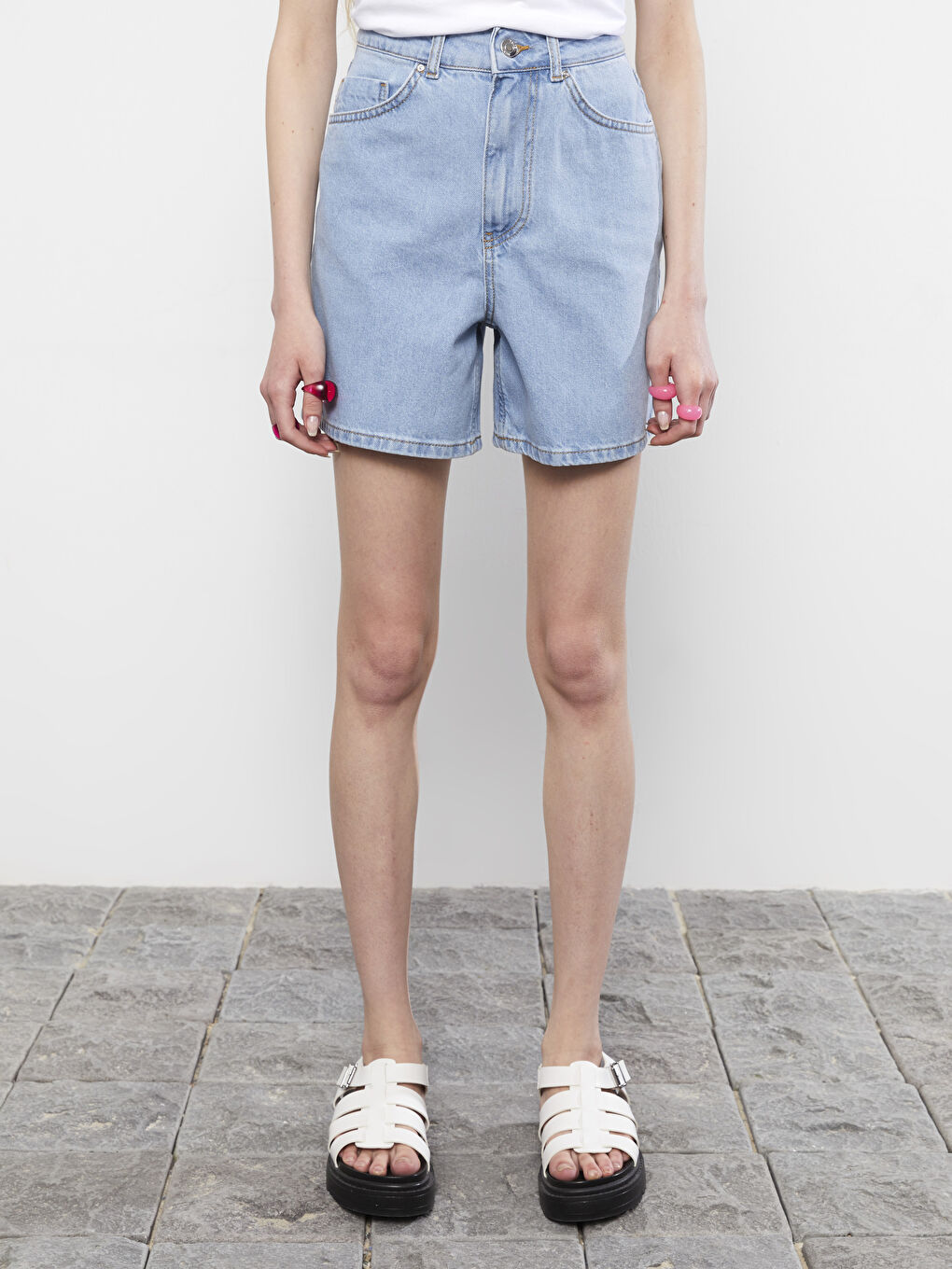 شورت جينز نسائي بقصة عادية وجيوب مستقيمة وتفاصيل-2