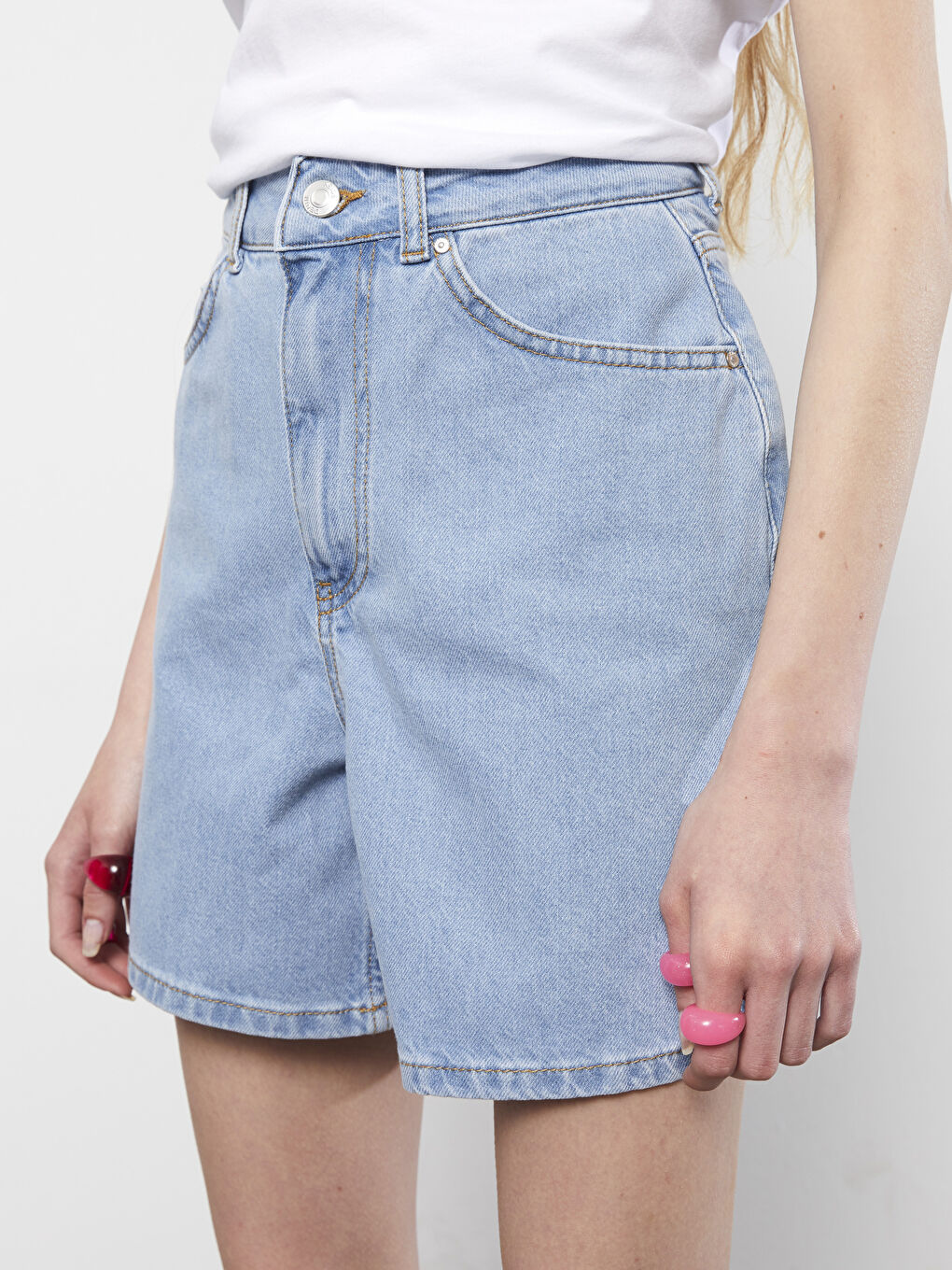 شورت جينز نسائي بقصة عادية وجيوب مستقيمة وتفاصيل-3