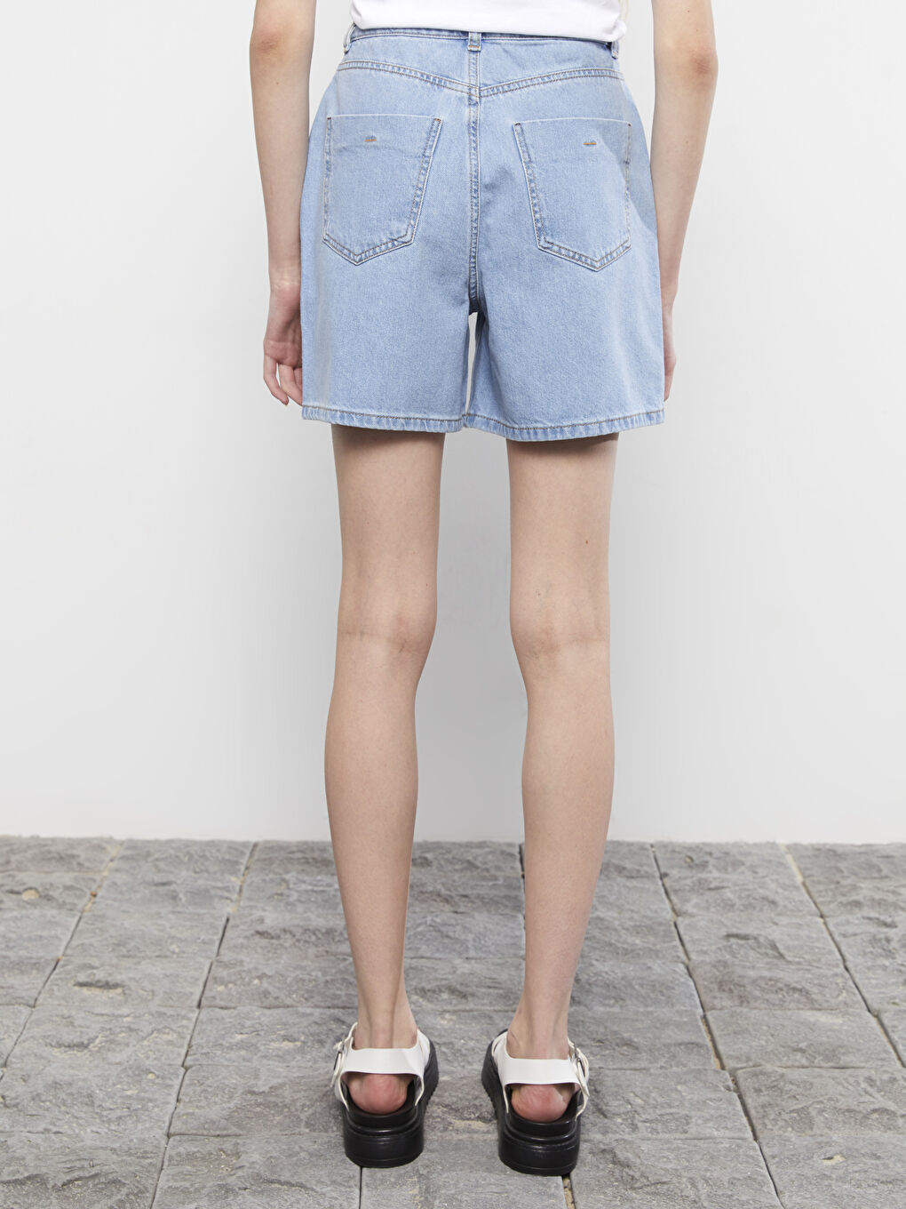 شورت جينز نسائي بقصة عادية وجيوب مستقيمة وتفاصيل-4