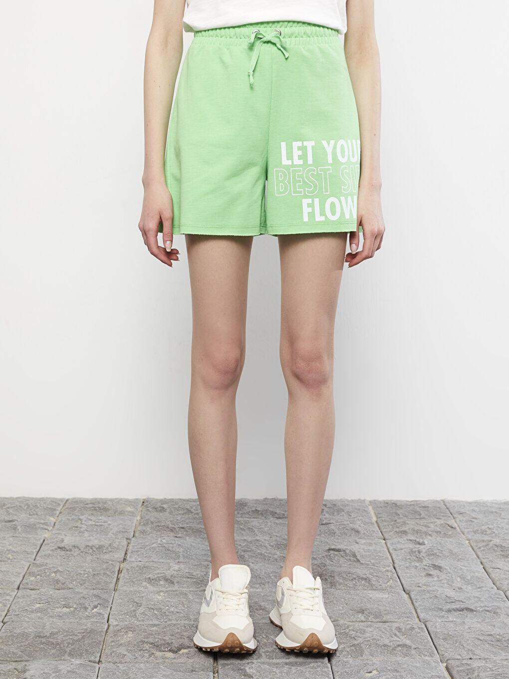 Yeşil Beli Lastikli Baskılı Kadın Bermuda Şort-2