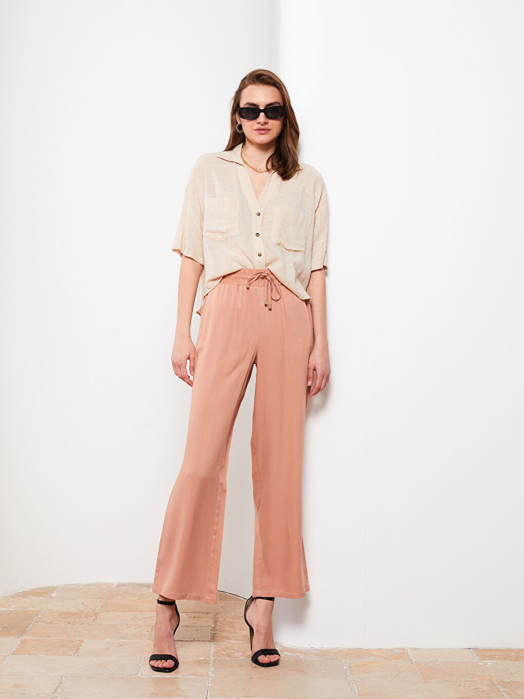 Удобные прямые женские брюки из вискозы с эластичной резинкой на талии