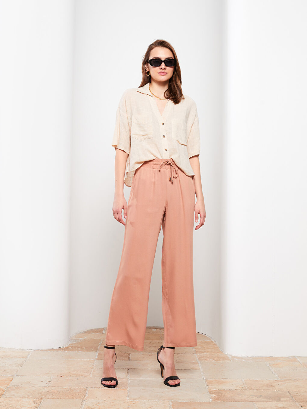 Удобные прямые женские брюки из вискозы с эластичной резинкой на талии-1