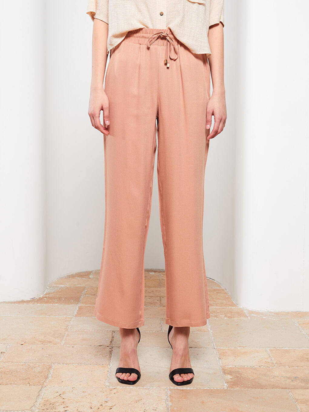 Удобные прямые женские брюки из вискозы с эластичной резинкой на талии-3