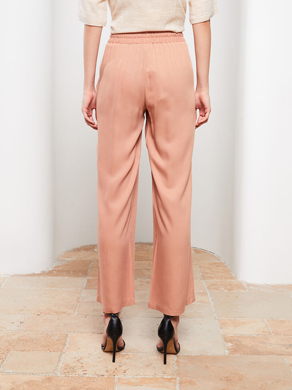 Удобные прямые женские брюки из вискозы с эластичной резинкой на талии-4