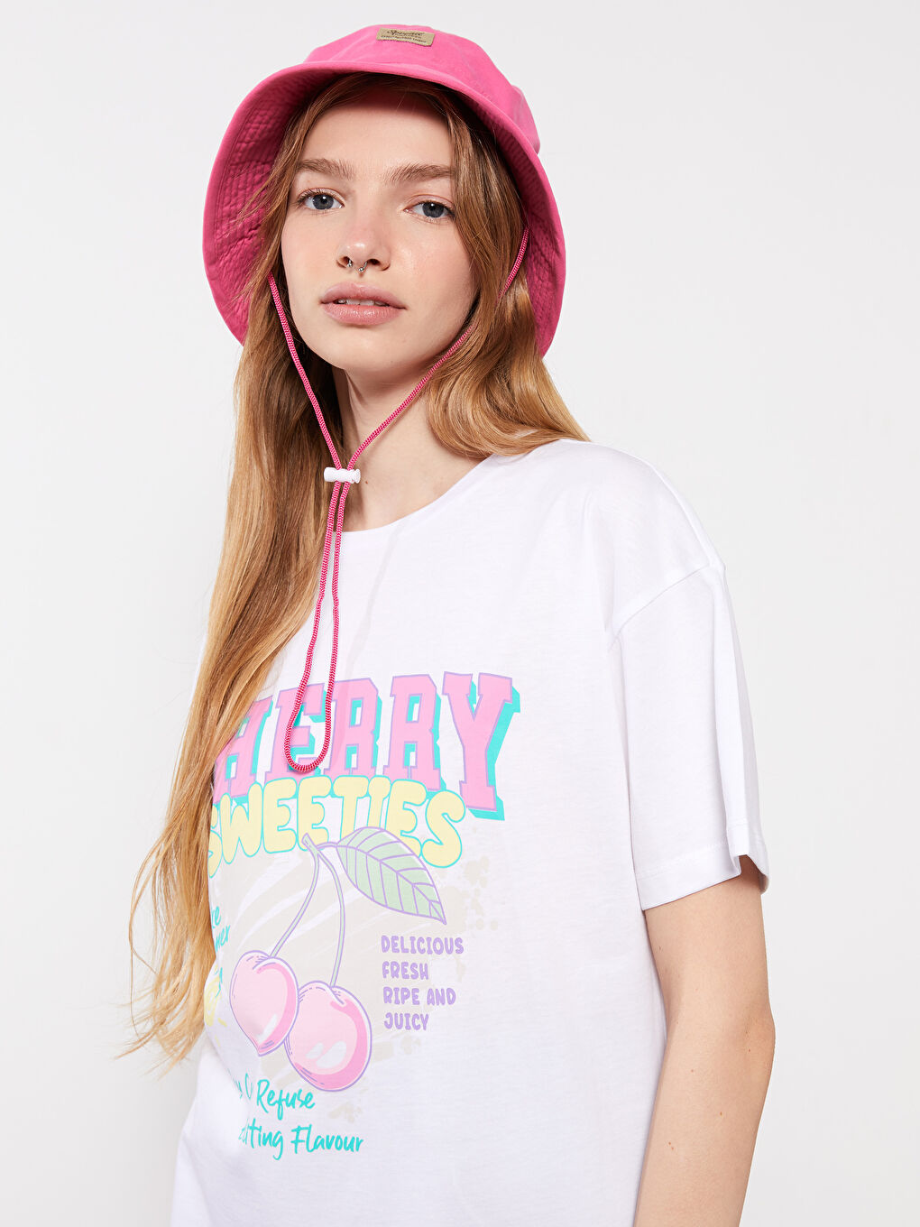 Beyaz Bisiklet Yaka Baskılı Kısa Kollu Pamuklu Kadın Tişört