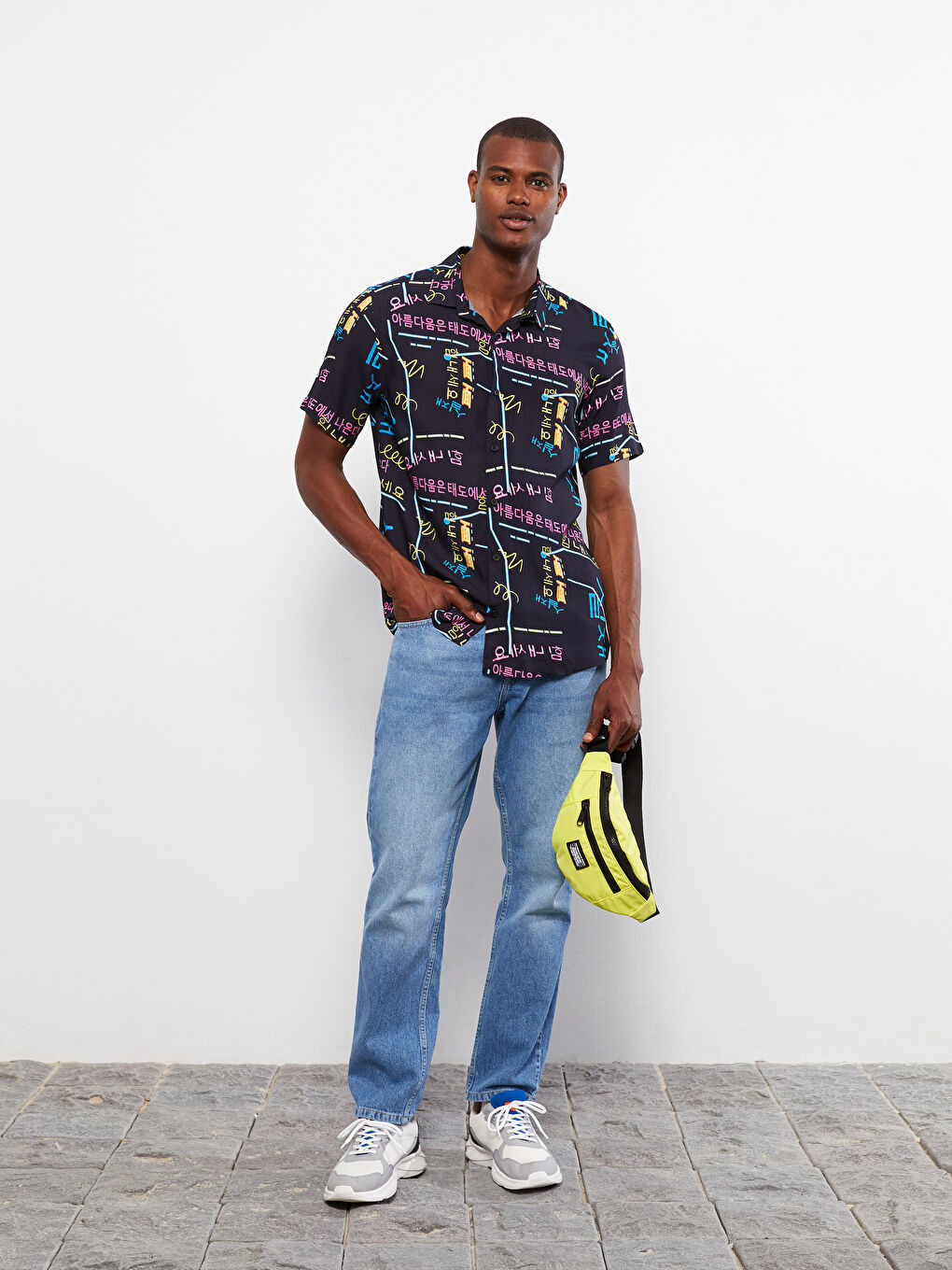 Siyah Regular Fit Kısa Kollu Desenli Viskon Erkek Gömlek