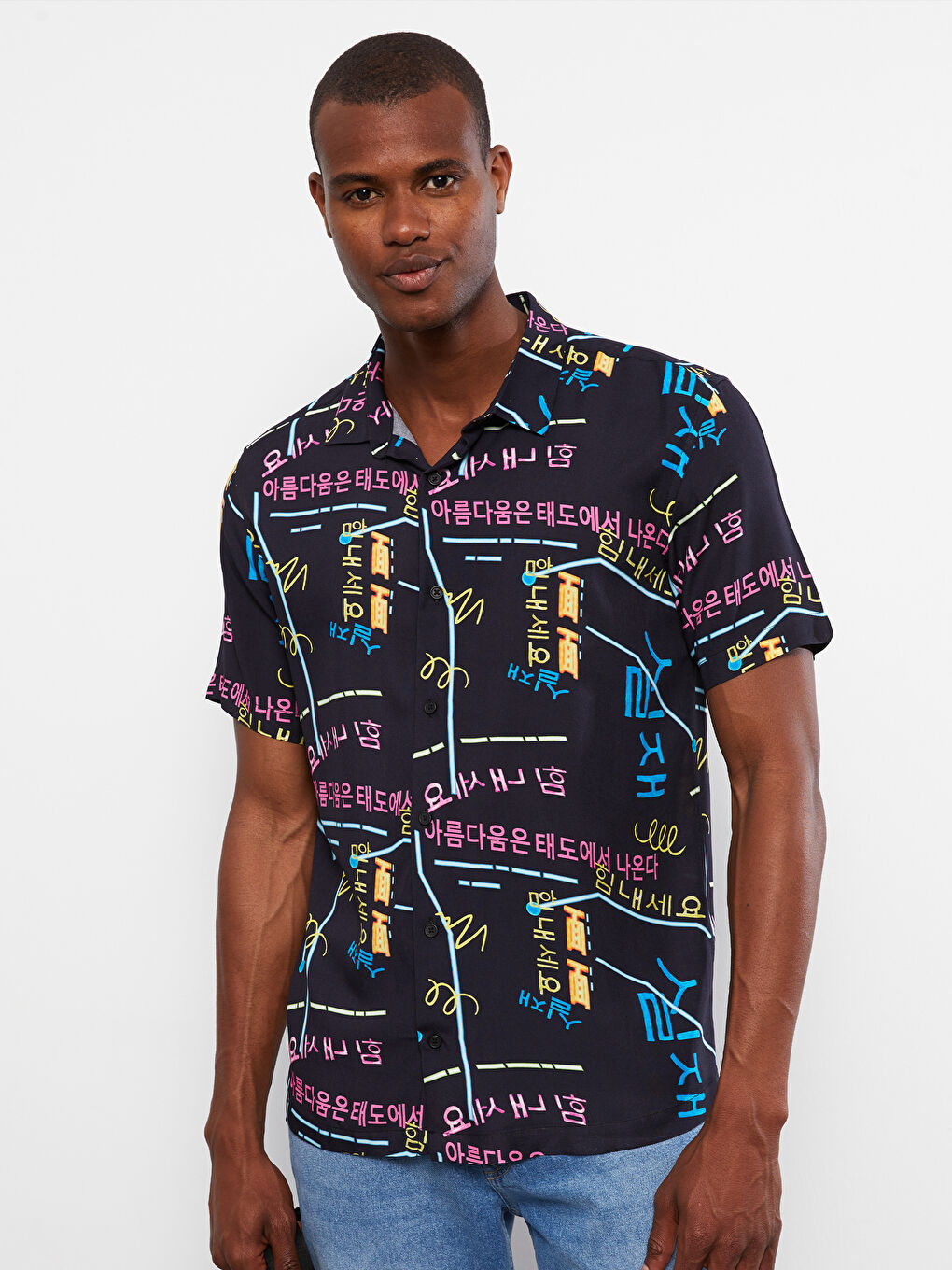 Siyah Regular Fit Kısa Kollu Desenli Viskon Erkek Gömlek-1