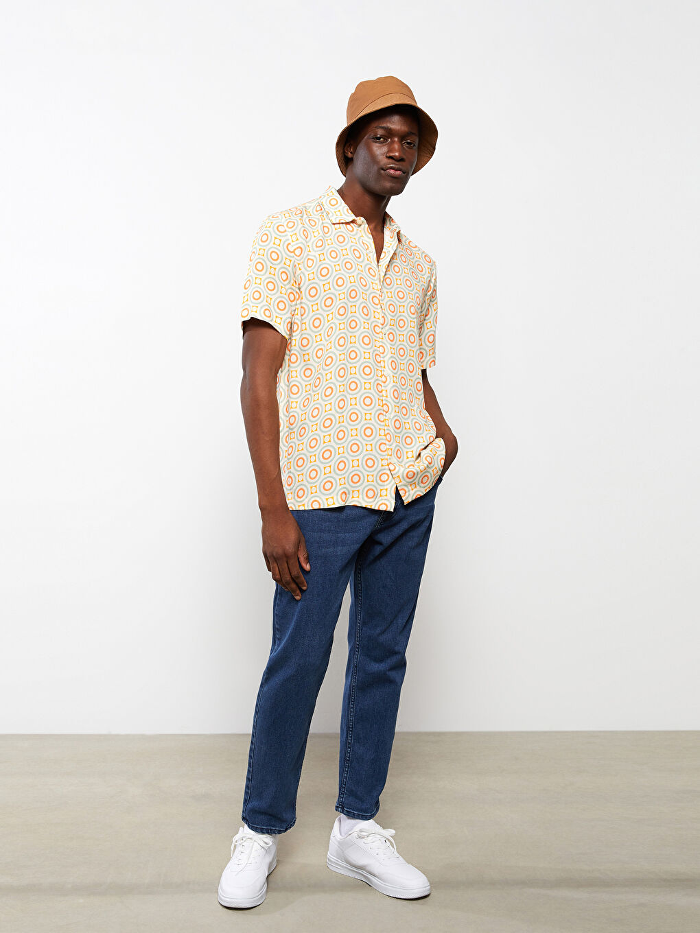 قميص رجالي بأكمام قصيرة وقصة عادية ونقشة