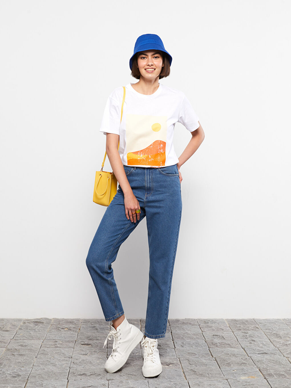 Beyaz Bisiklet Yaka Baskılı Kısa Kollu Pamuklu Kadın Tişört