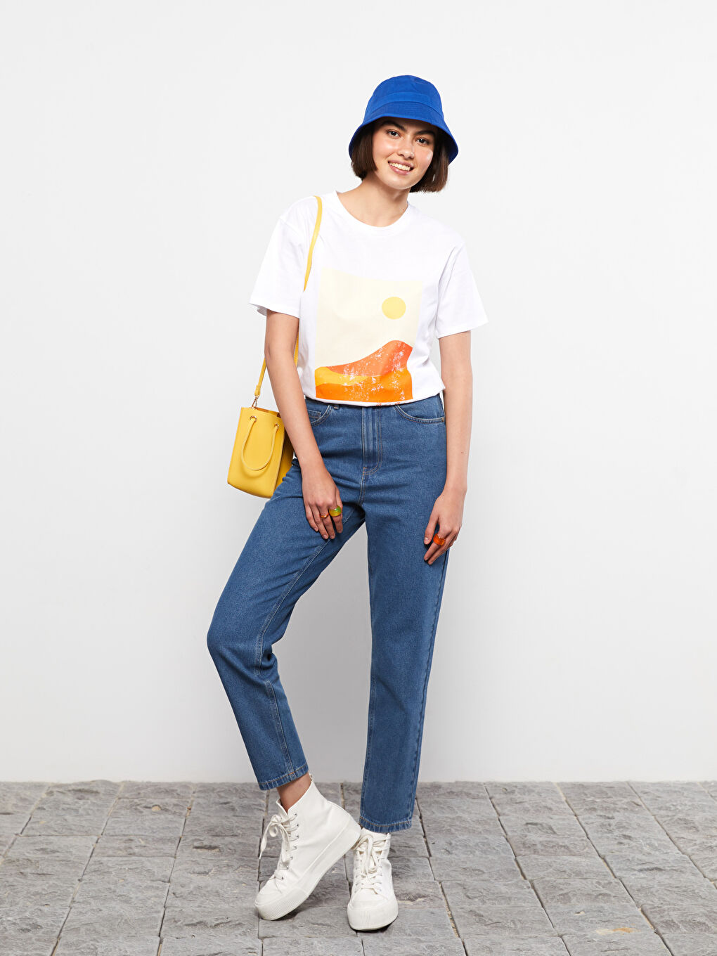 Beyaz Bisiklet Yaka Baskılı Kısa Kollu Pamuklu Kadın Tişört-1