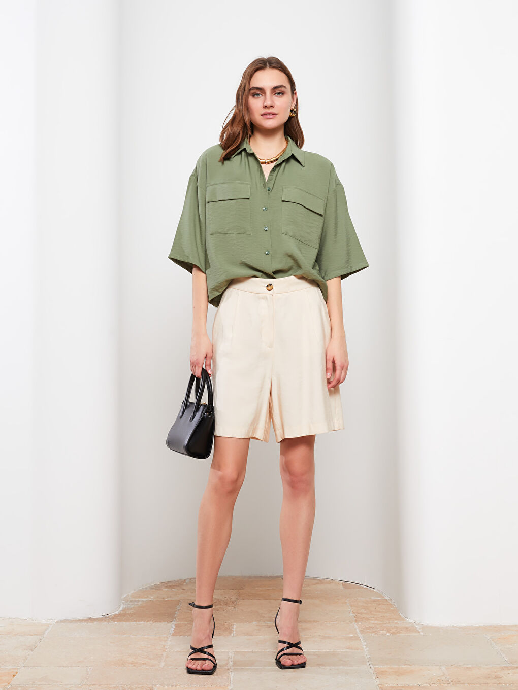 Chemise Femme à Manches Courtes Droite avec Fermeture à Boutons sur le Devant-1