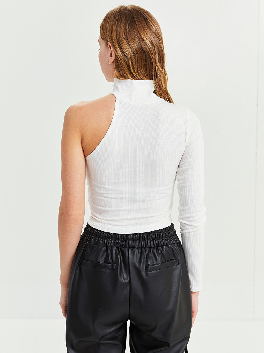 Ekru Yarım Balıkçı Yaka Düz Tek Omuz Detaylı Uzun Kollu Kadın Bluz-4