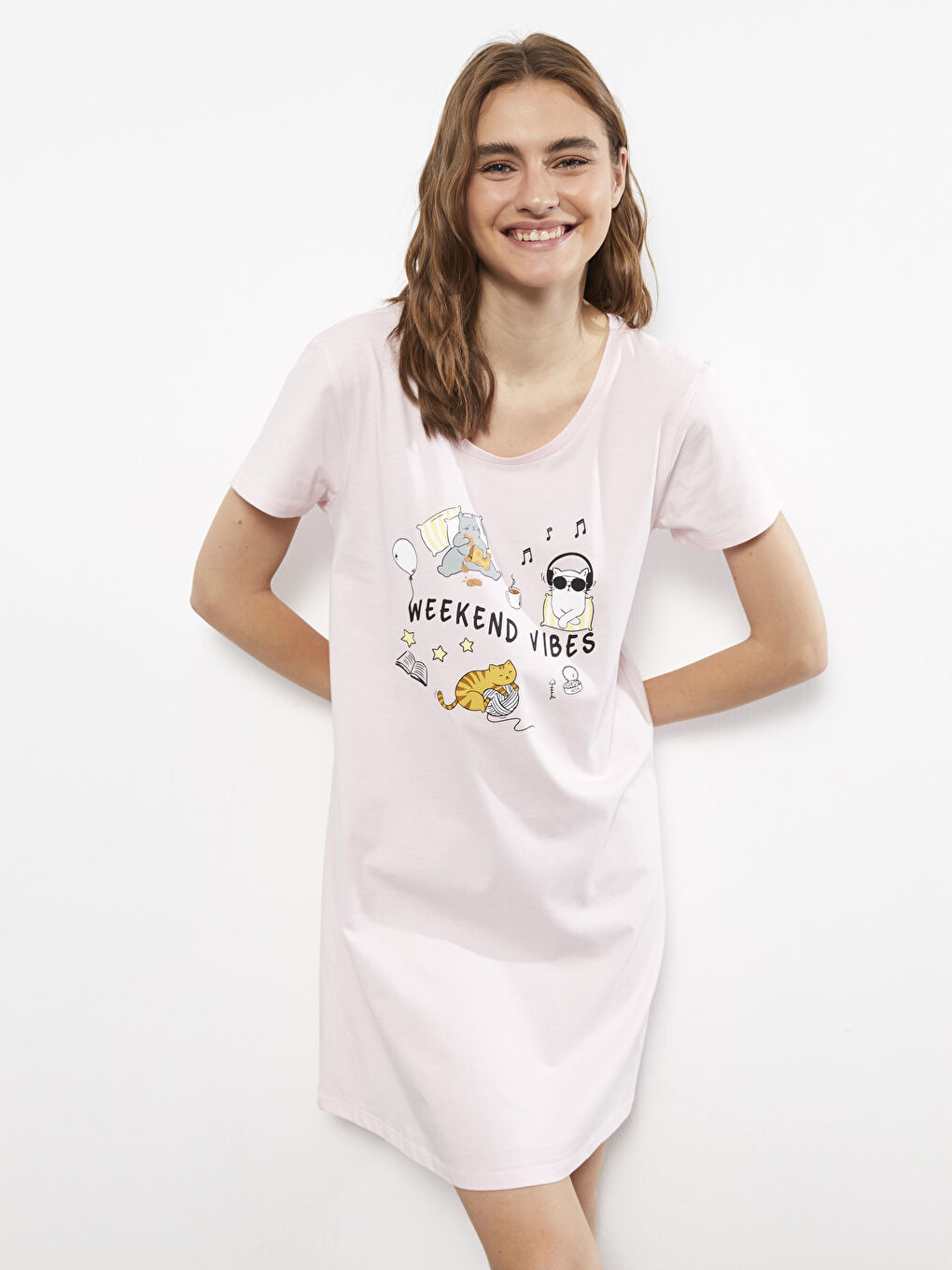 Pembe U Yaka Baskılı Kısa Kollu Pamuklu Kadın Gecelik