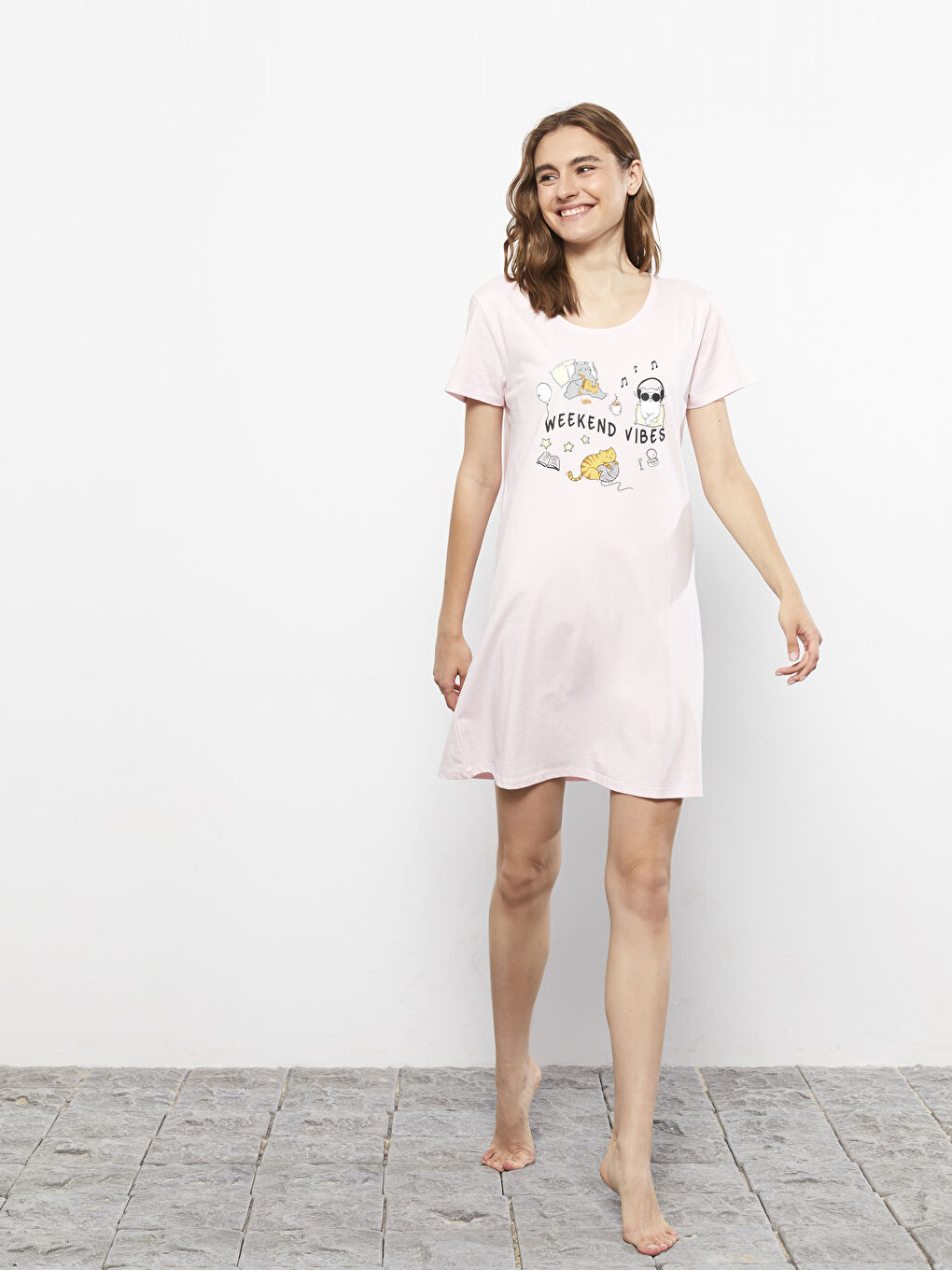 Pembe U Yaka Baskılı Kısa Kollu Pamuklu Kadın Gecelik-1