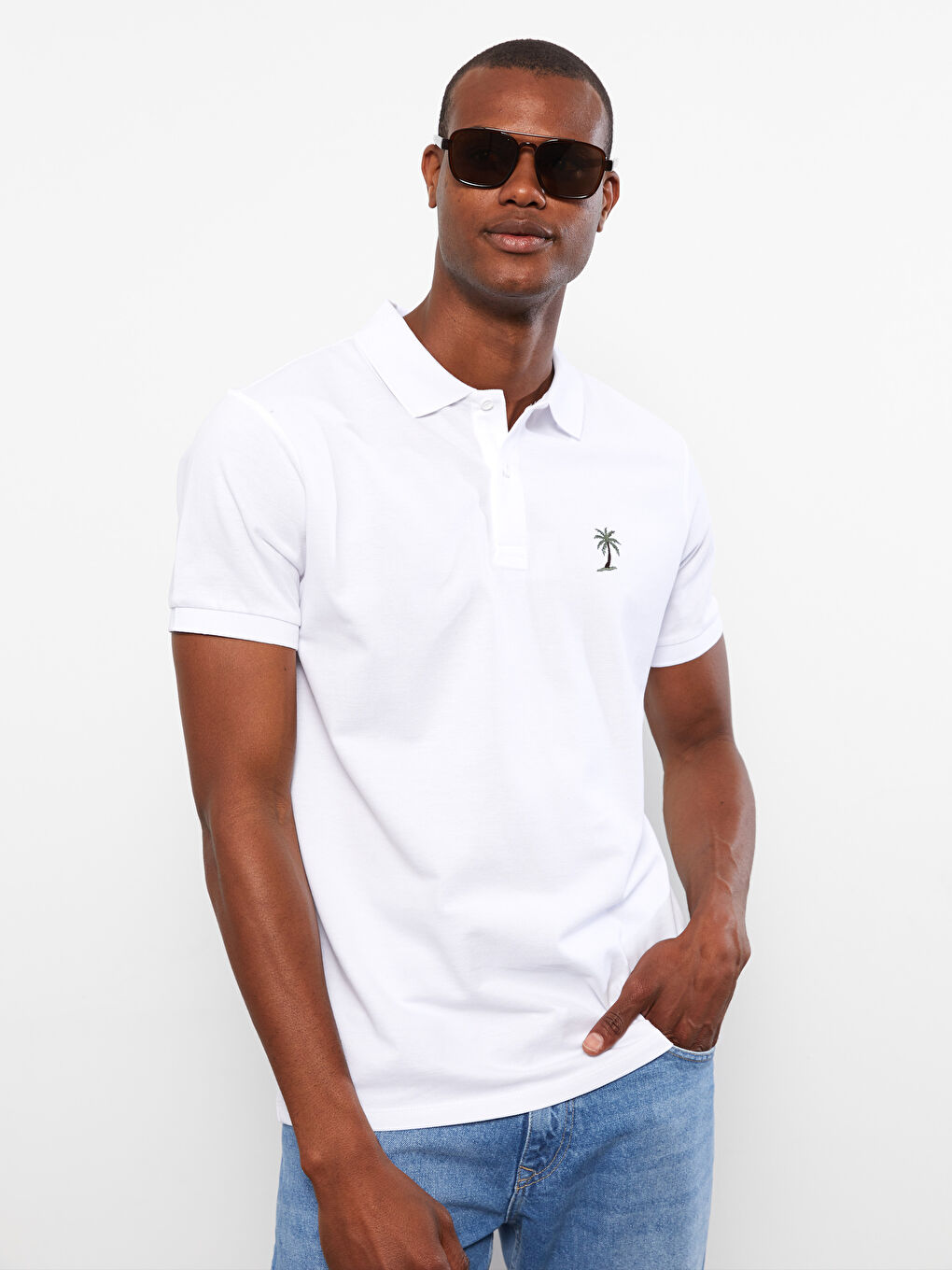 Beyaz Polo Yaka Kısa Kollu Nakışlı Erkek Tişört