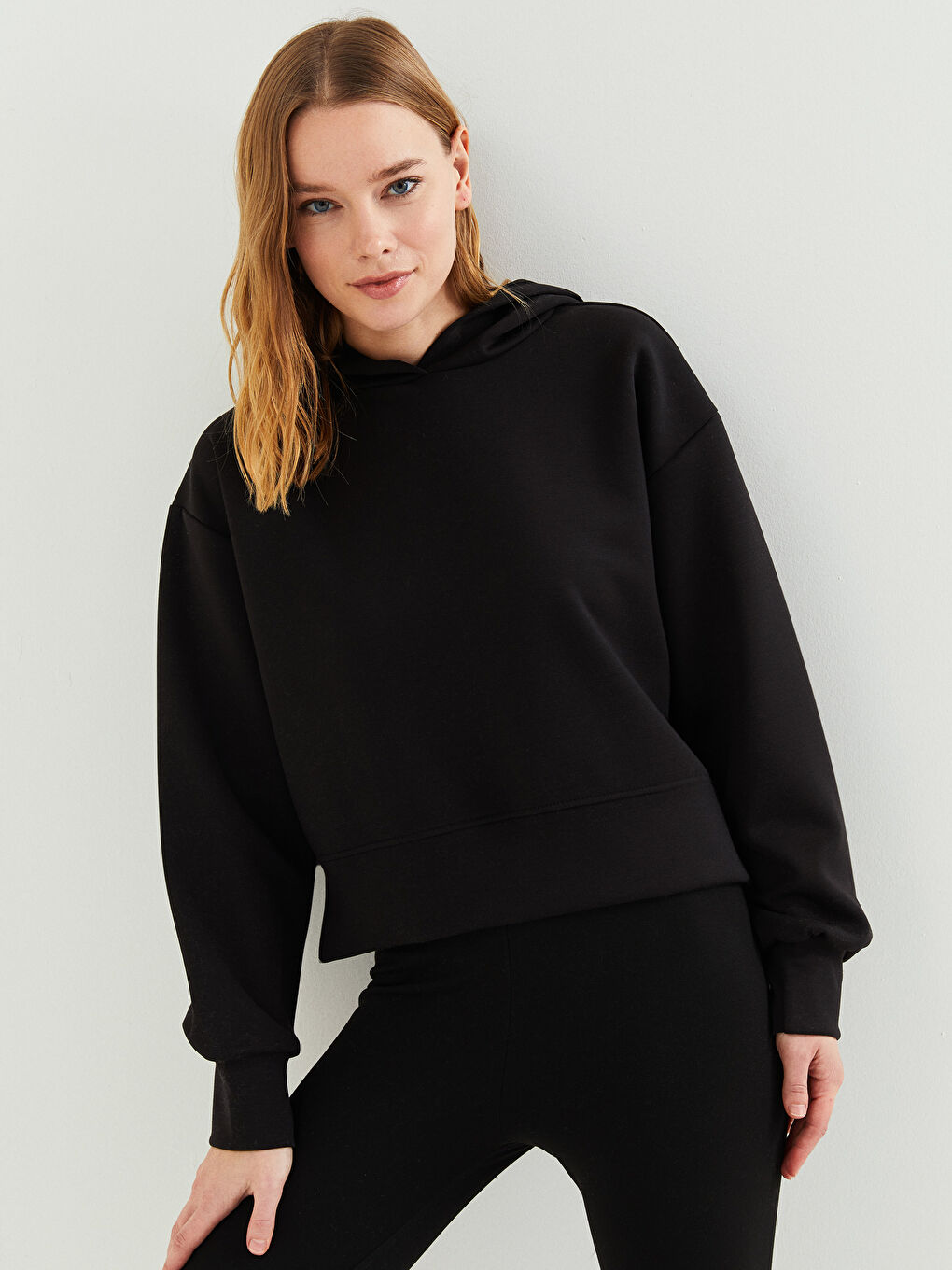 Siyah Kapüşonlu Düz Uzun Kollu Kadın Sweatshirt