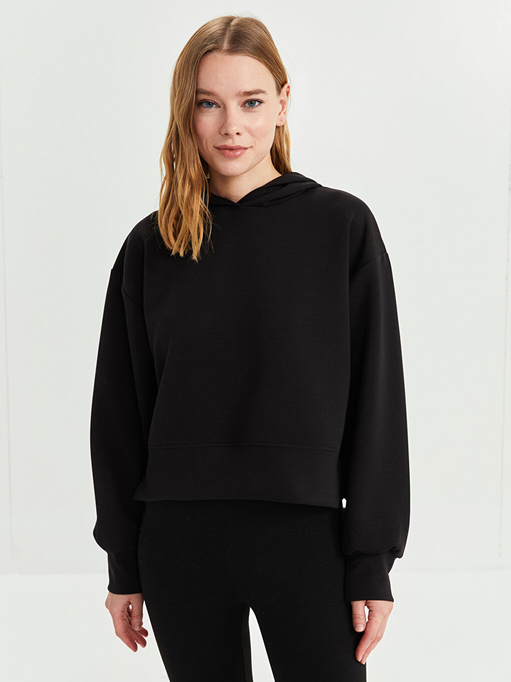 Siyah Kapüşonlu Düz Uzun Kollu Kadın Sweatshirt-1