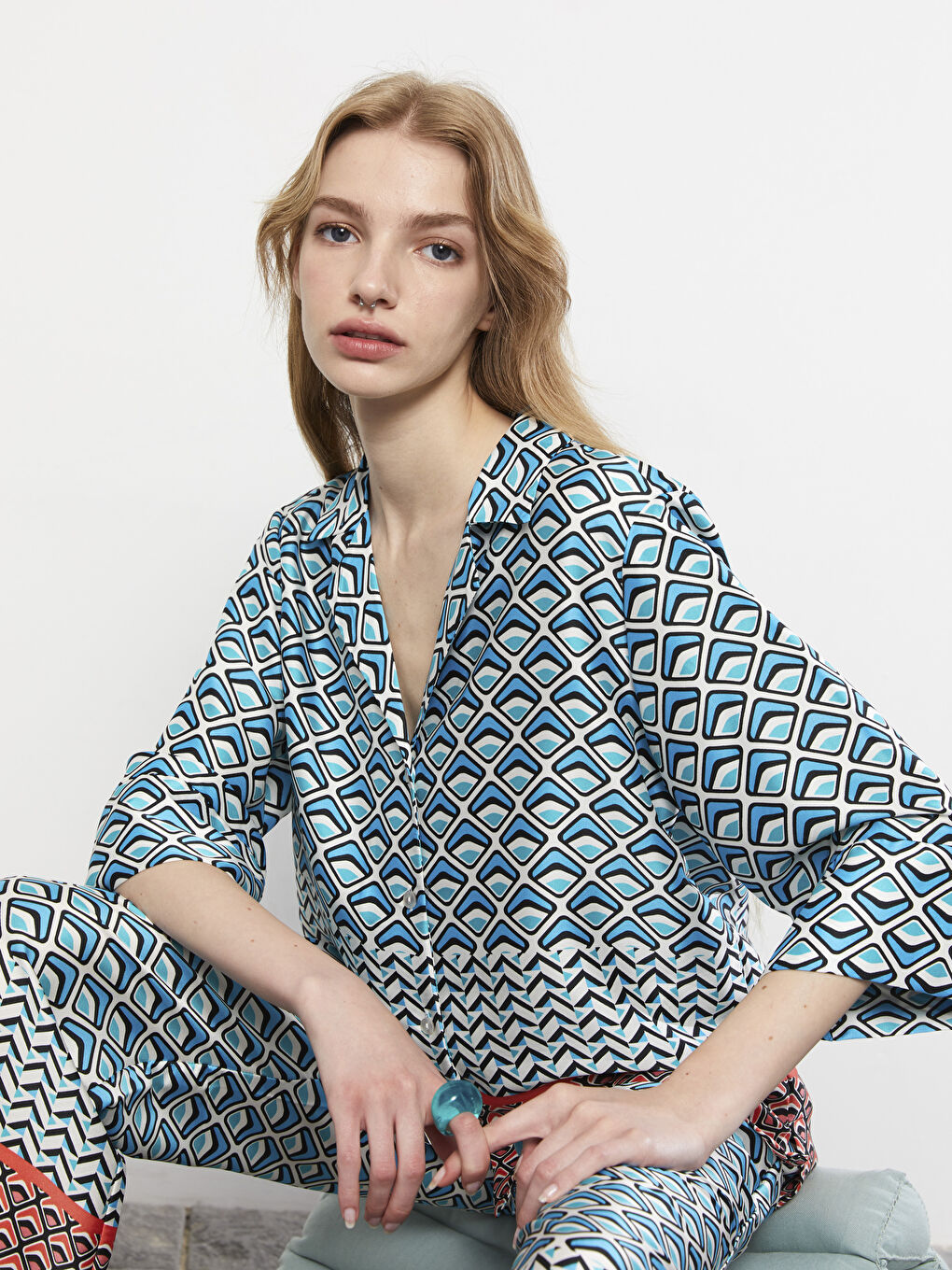 قميص ستان للسيدات بنقشة وإغلاق بأزرار أمامية