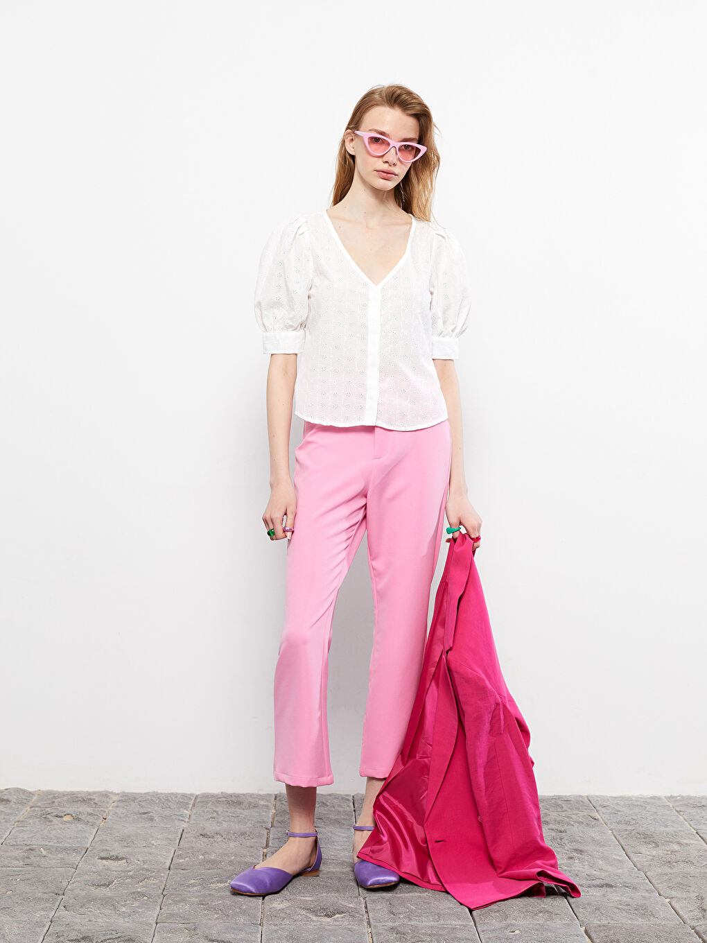 Beyaz V Yaka Nakışlı Kısa Kollu Kadın Bluz-2