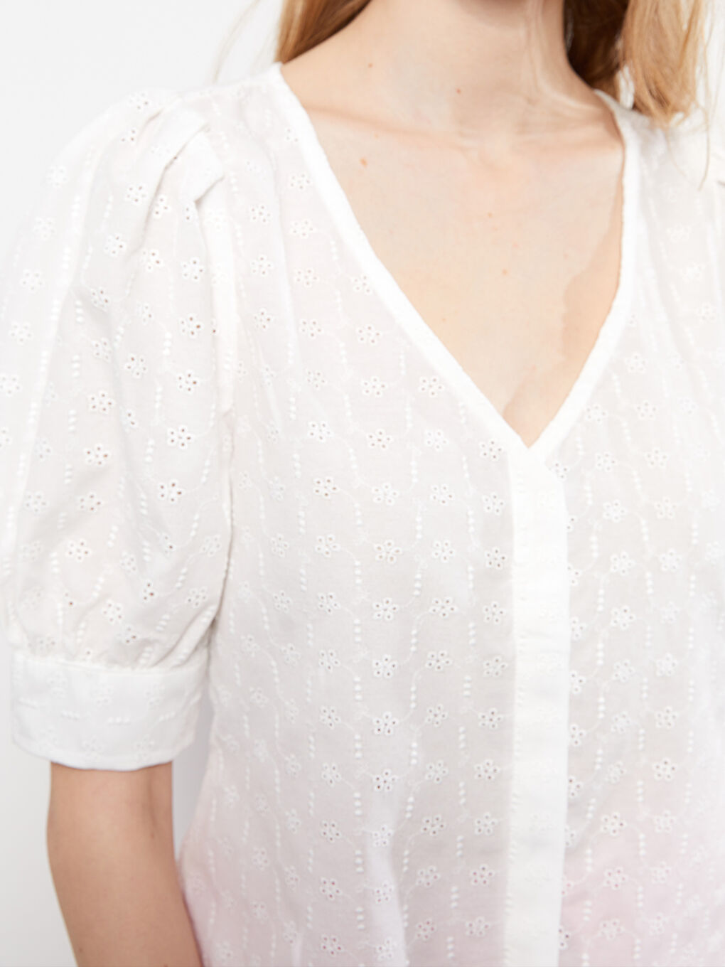 Beyaz V Yaka Nakışlı Kısa Kollu Kadın Bluz-3