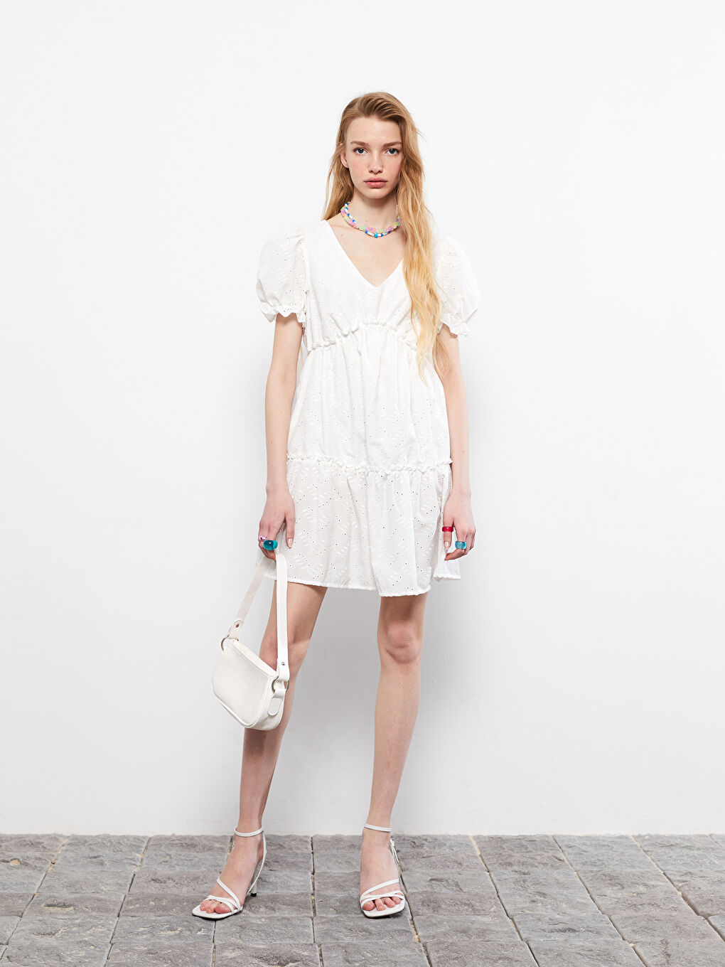 Beyaz V Yaka Kendinden Desenli Kısa Kollu Brode Kadın Elbise-2