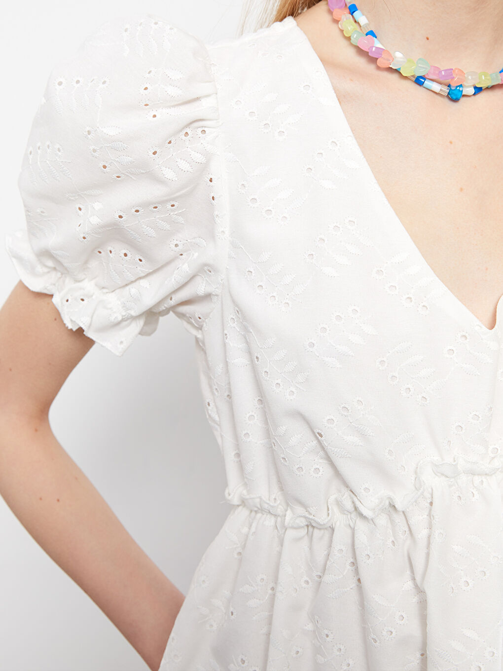 Beyaz V Yaka Kendinden Desenli Kısa Kollu Brode Kadın Elbise-3