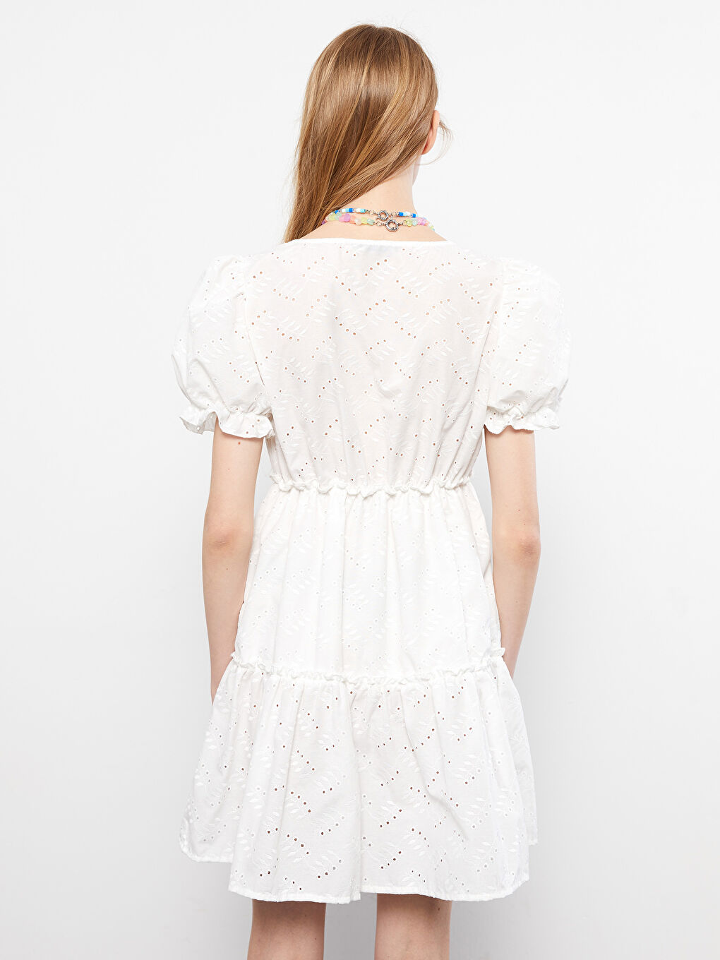 Beyaz V Yaka Kendinden Desenli Kısa Kollu Brode Kadın Elbise-4