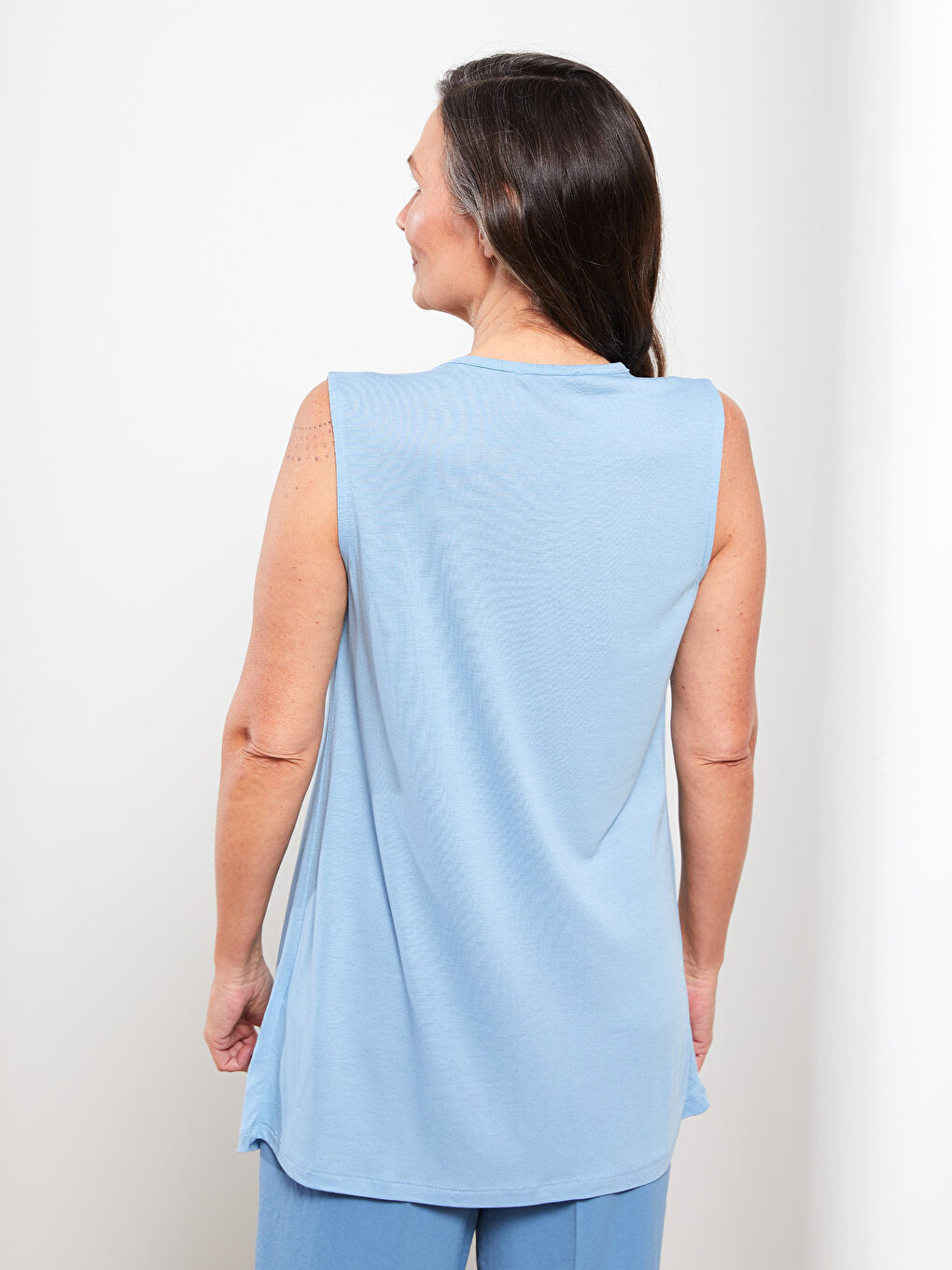 Mavi Bağlamalı Yaka Nakışlı Kolsuz Viskon Kadın Bluz-4