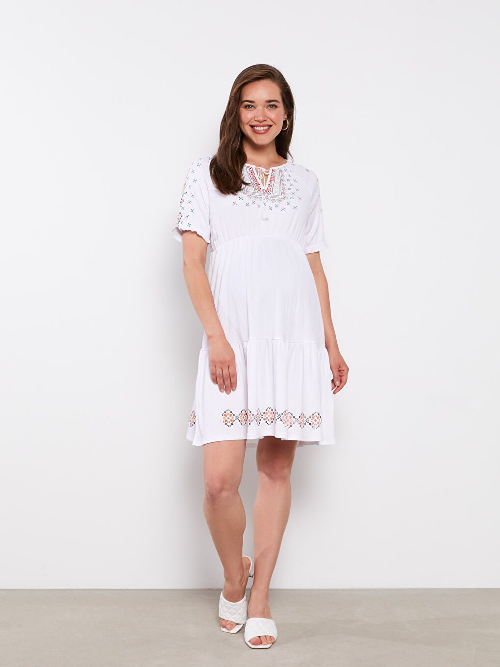 Beyaz Bağlamalı Yaka Nakışlı Kısa Kollu Krinkle Hamile Elbise