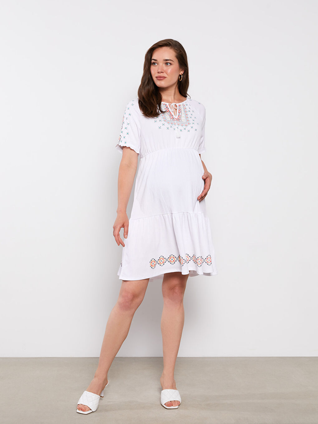 Beyaz Bağlamalı Yaka Nakışlı Kısa Kollu Krinkle Hamile Elbise-1