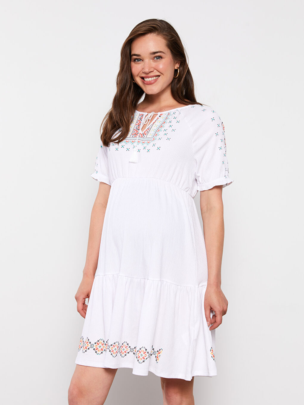 Beyaz Bağlamalı Yaka Nakışlı Kısa Kollu Krinkle Hamile Elbise-2