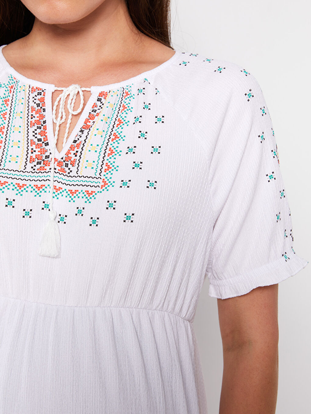 Beyaz Bağlamalı Yaka Nakışlı Kısa Kollu Krinkle Hamile Elbise-3