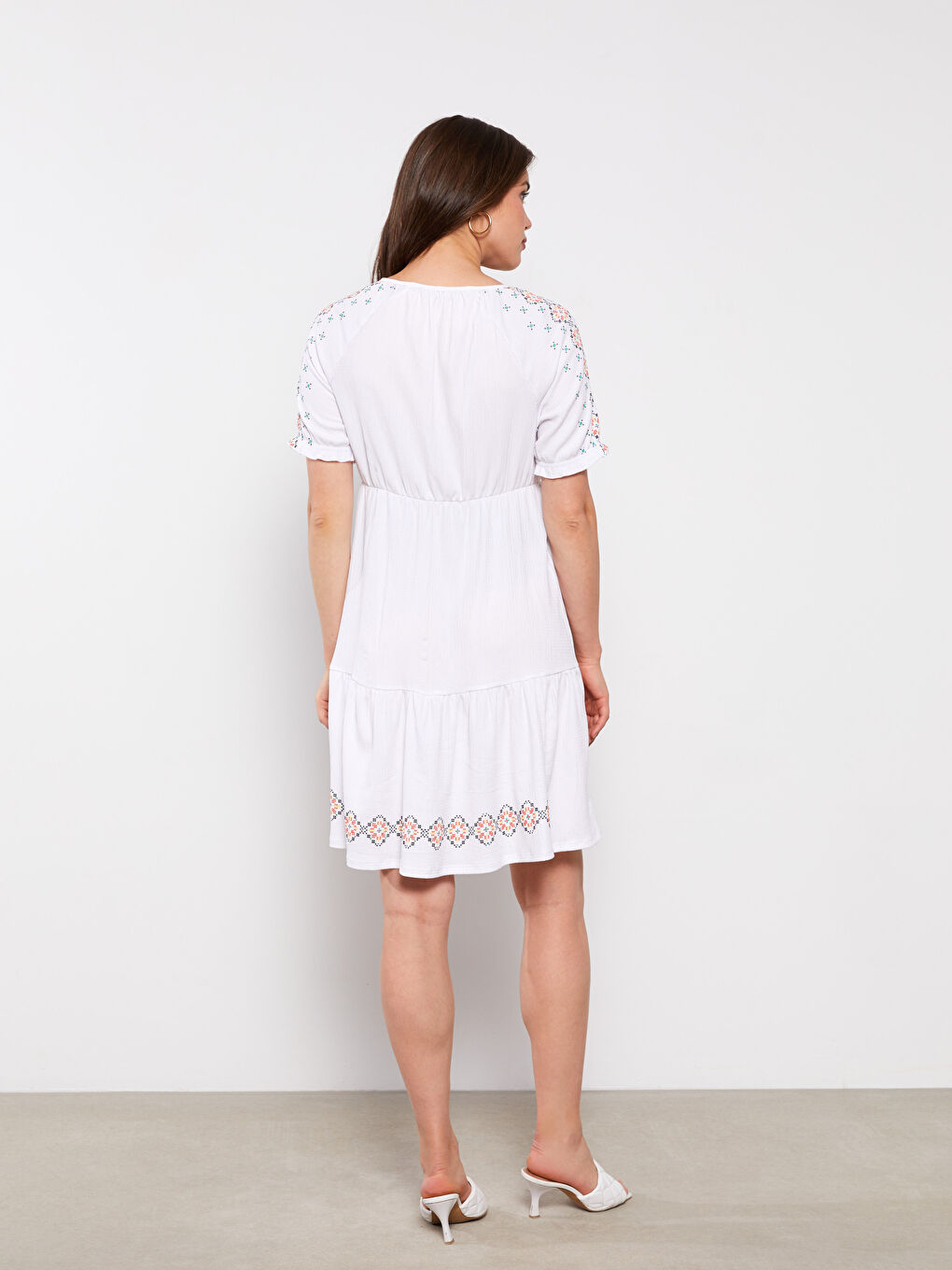 Beyaz Bağlamalı Yaka Nakışlı Kısa Kollu Krinkle Hamile Elbise-4