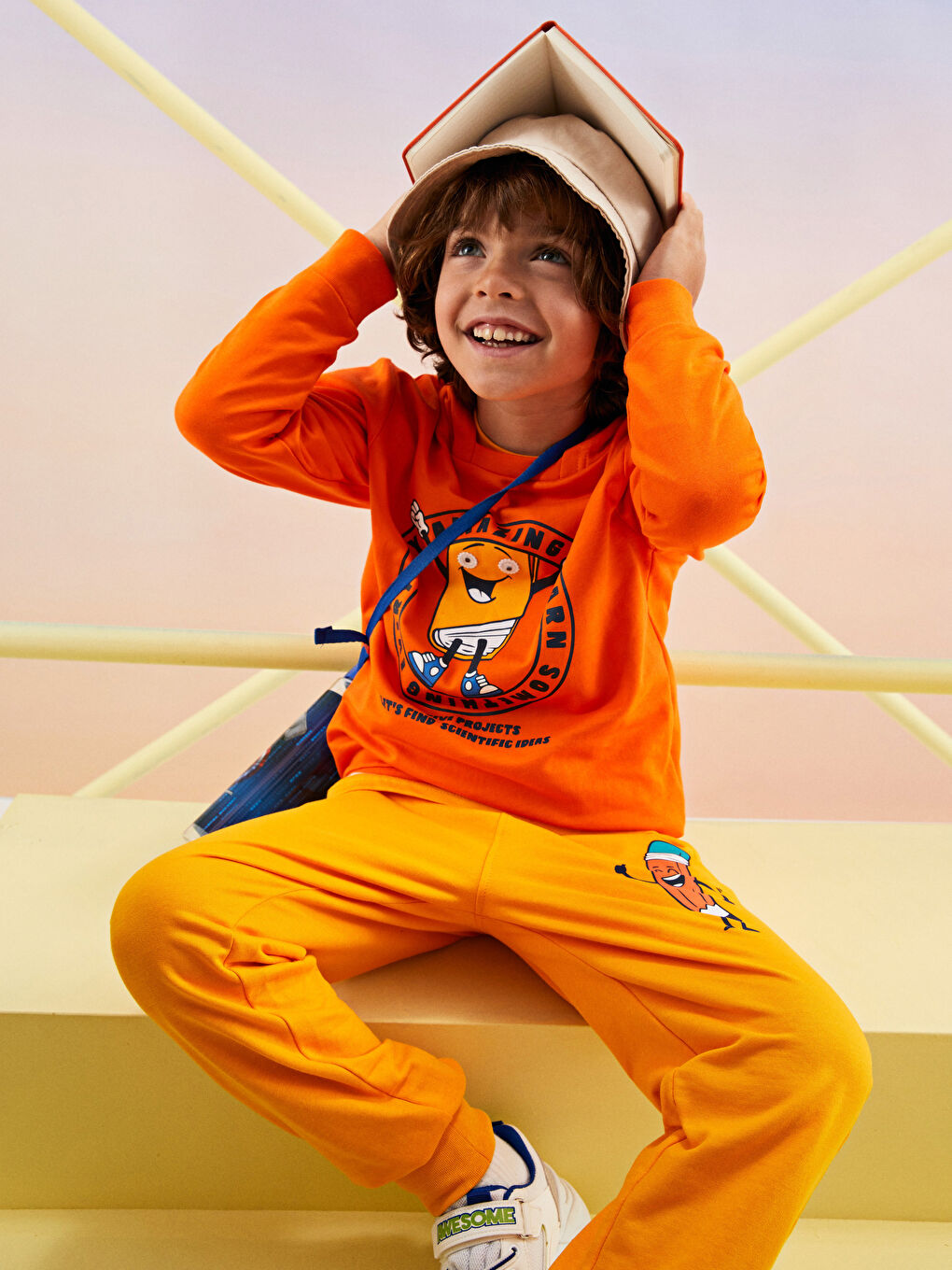 Pantalon de survêtement En Attente Du Cours De Sport Avec Quatre Yeux-1