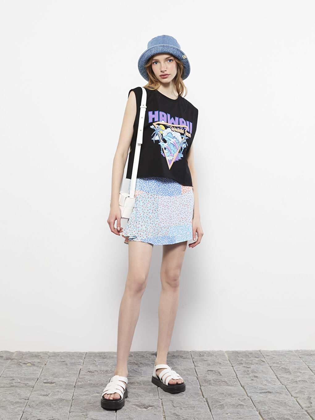 Siyah Bisiklet Yaka Baskılı Kadın Crop-2